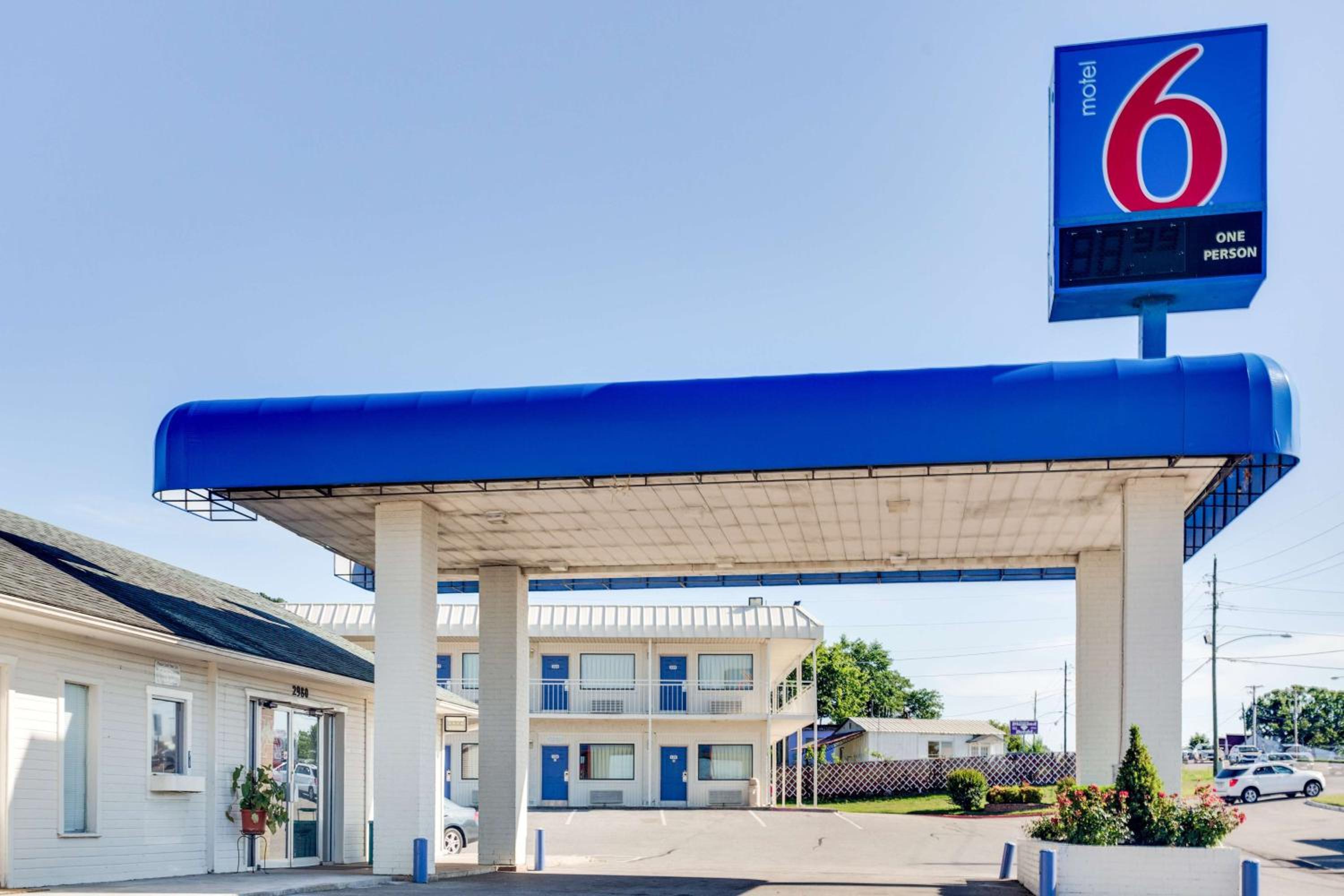 Motel 6-Fayetteville, AR