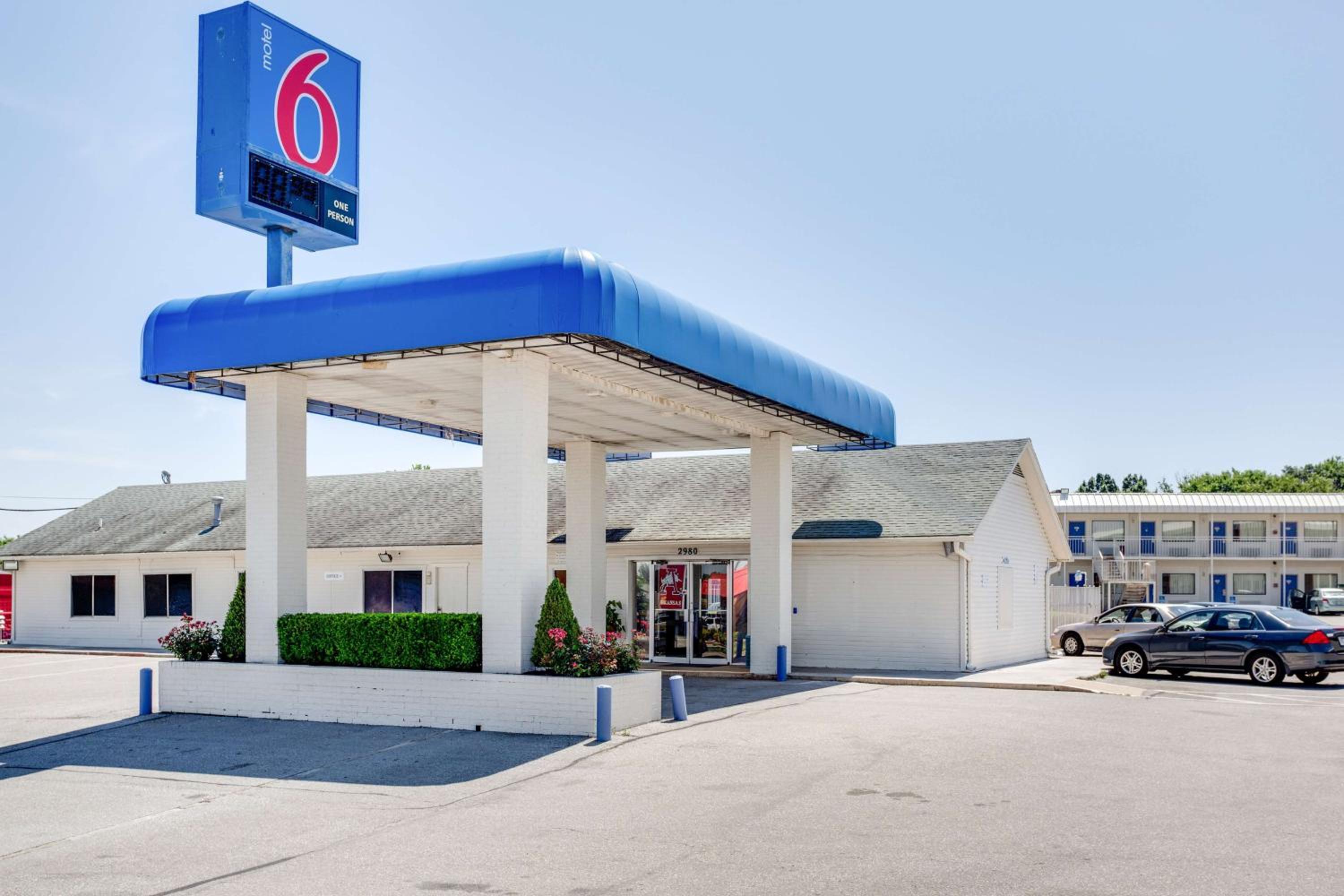 Motel 6-Fayetteville, AR