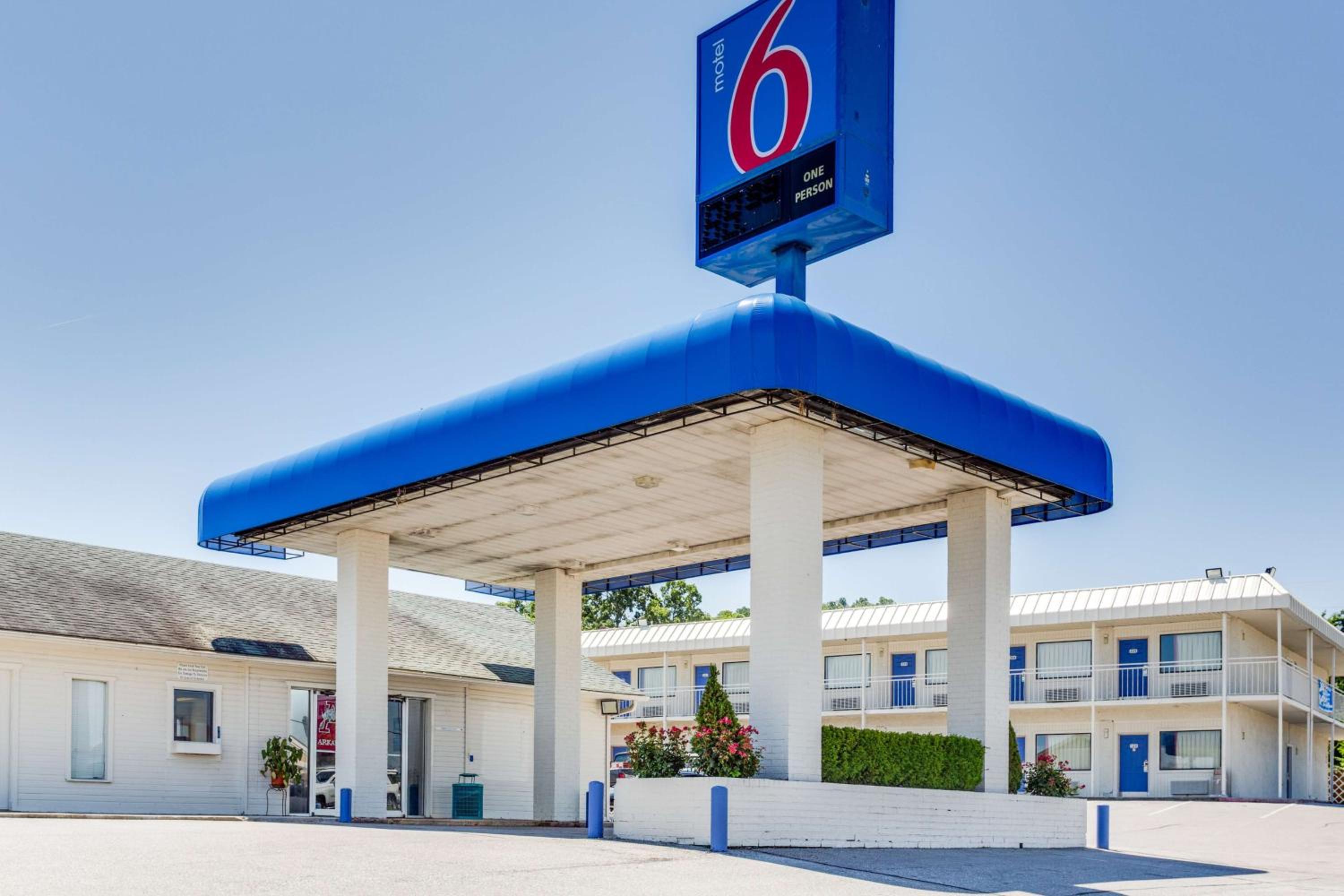 Motel 6-Fayetteville, AR