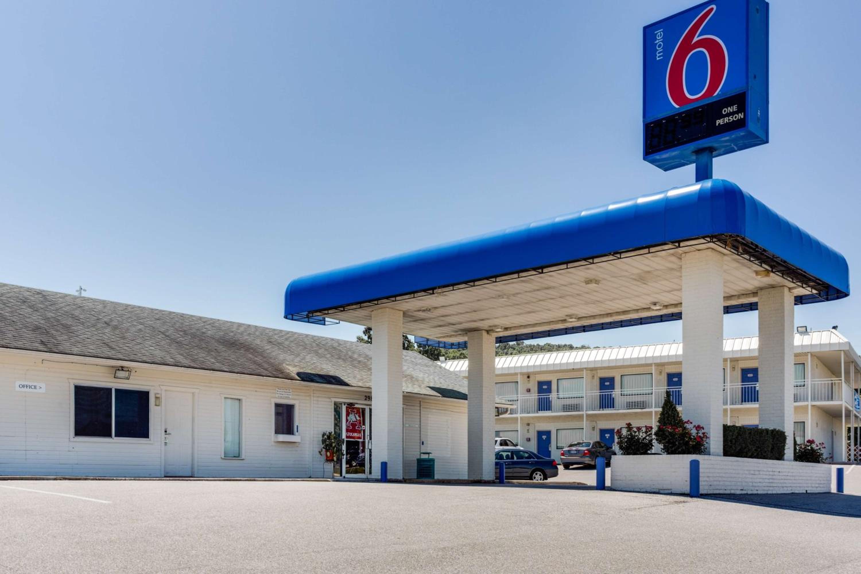 Motel 6-Fayetteville, AR
