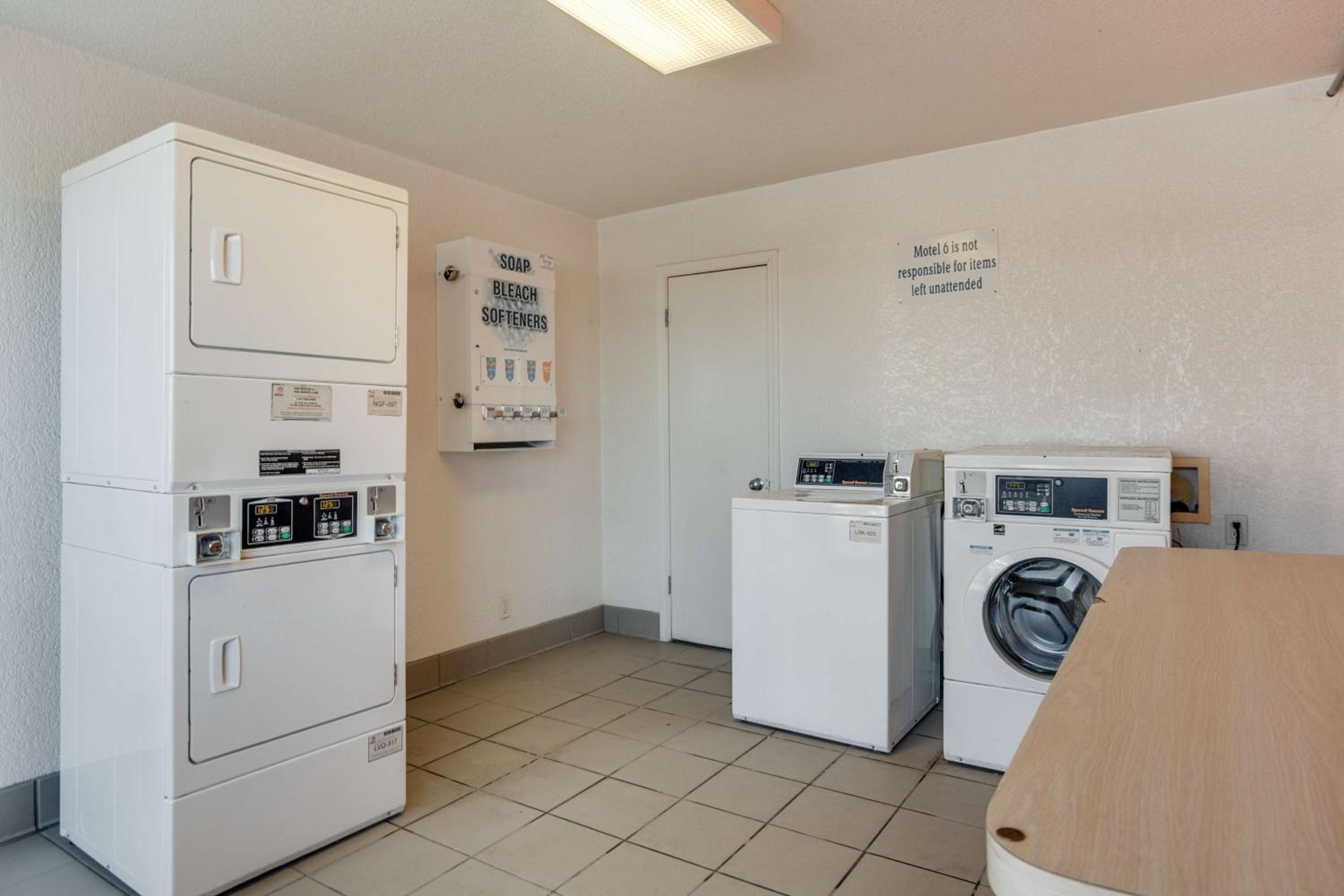 Motel 6-Fayetteville, AR