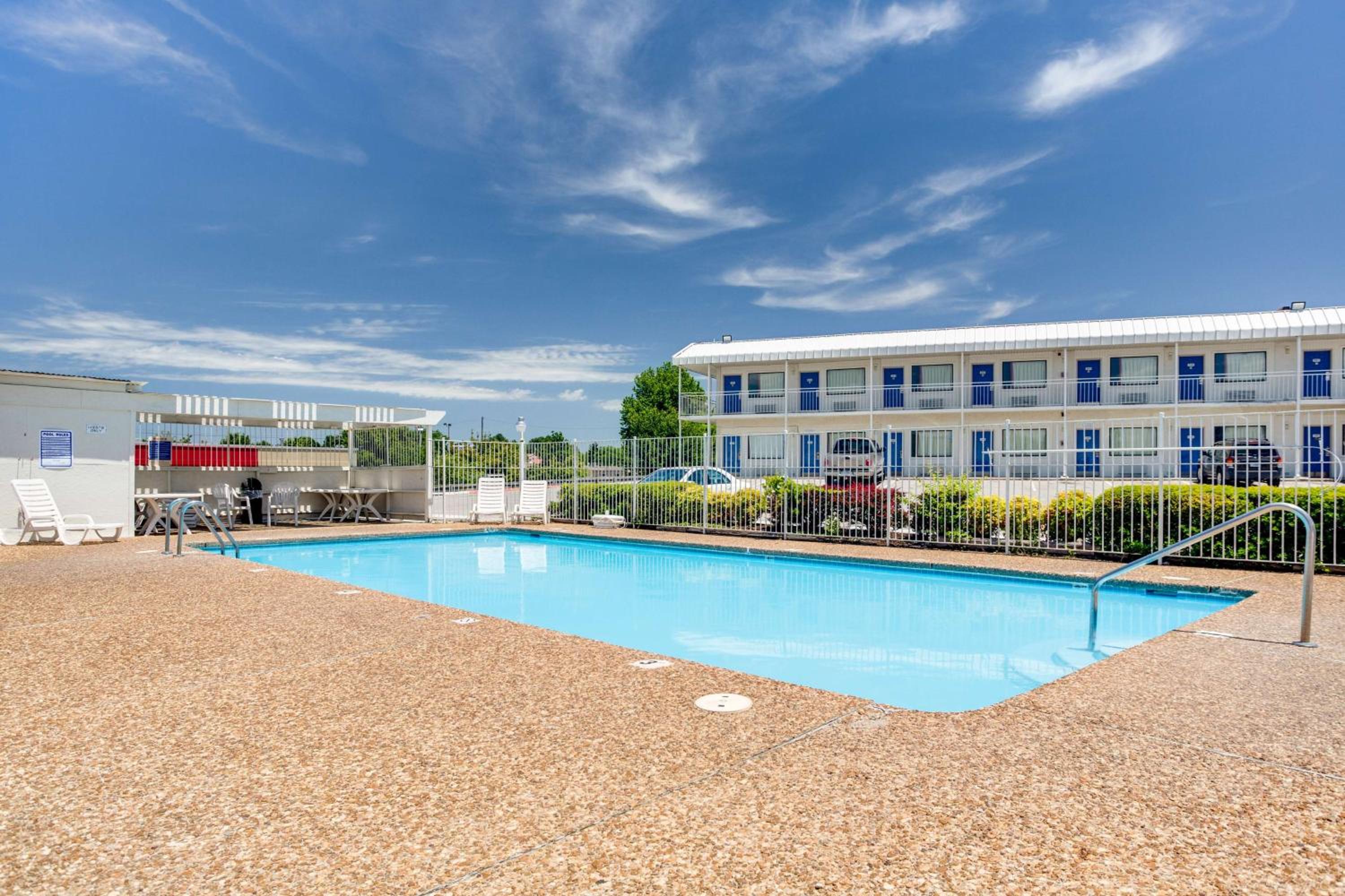 Motel 6-Fayetteville, AR