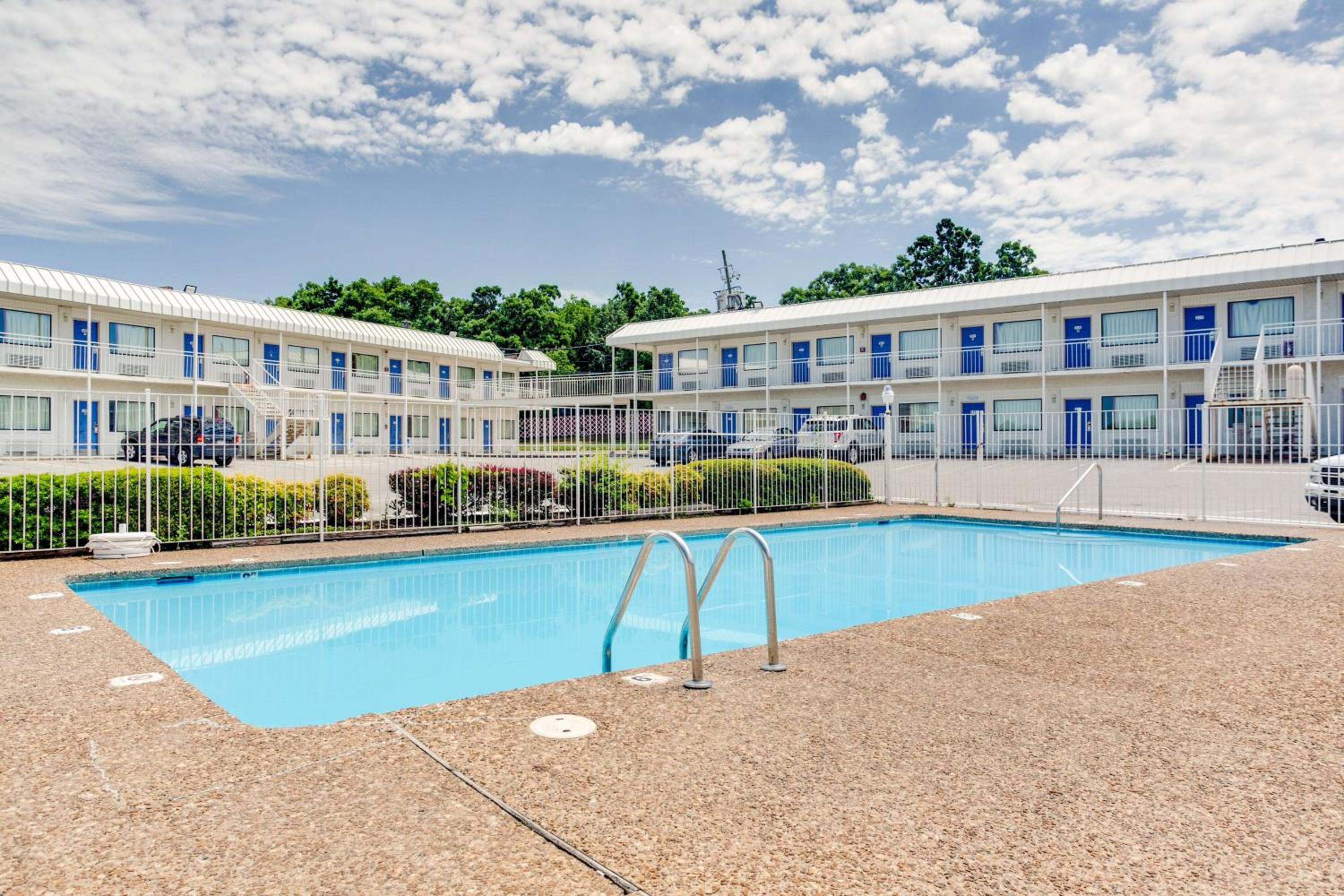 Motel 6-Fayetteville, AR