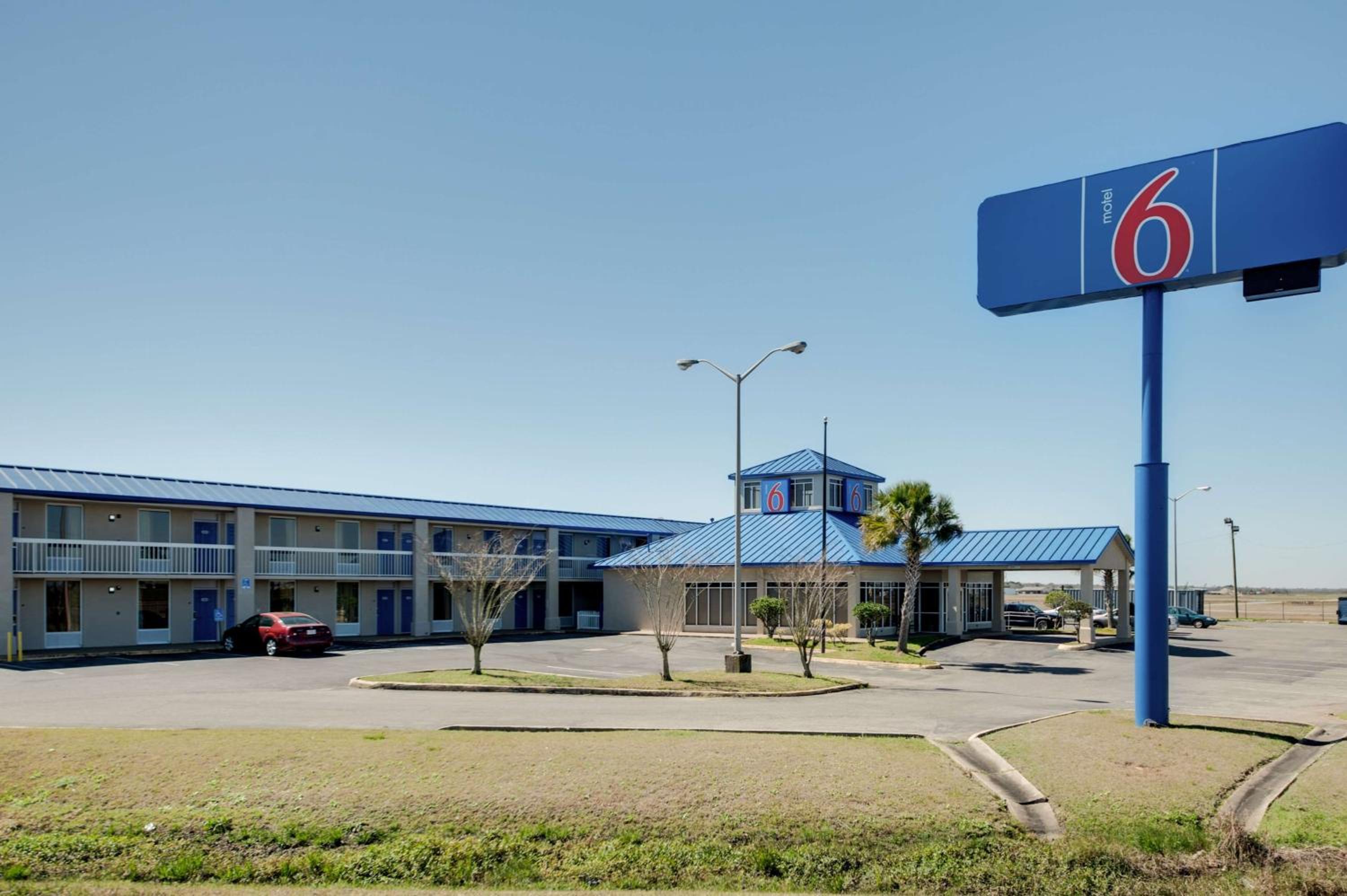Kinder Vacations - Motel 6-Jennings, LA - Property Image 1