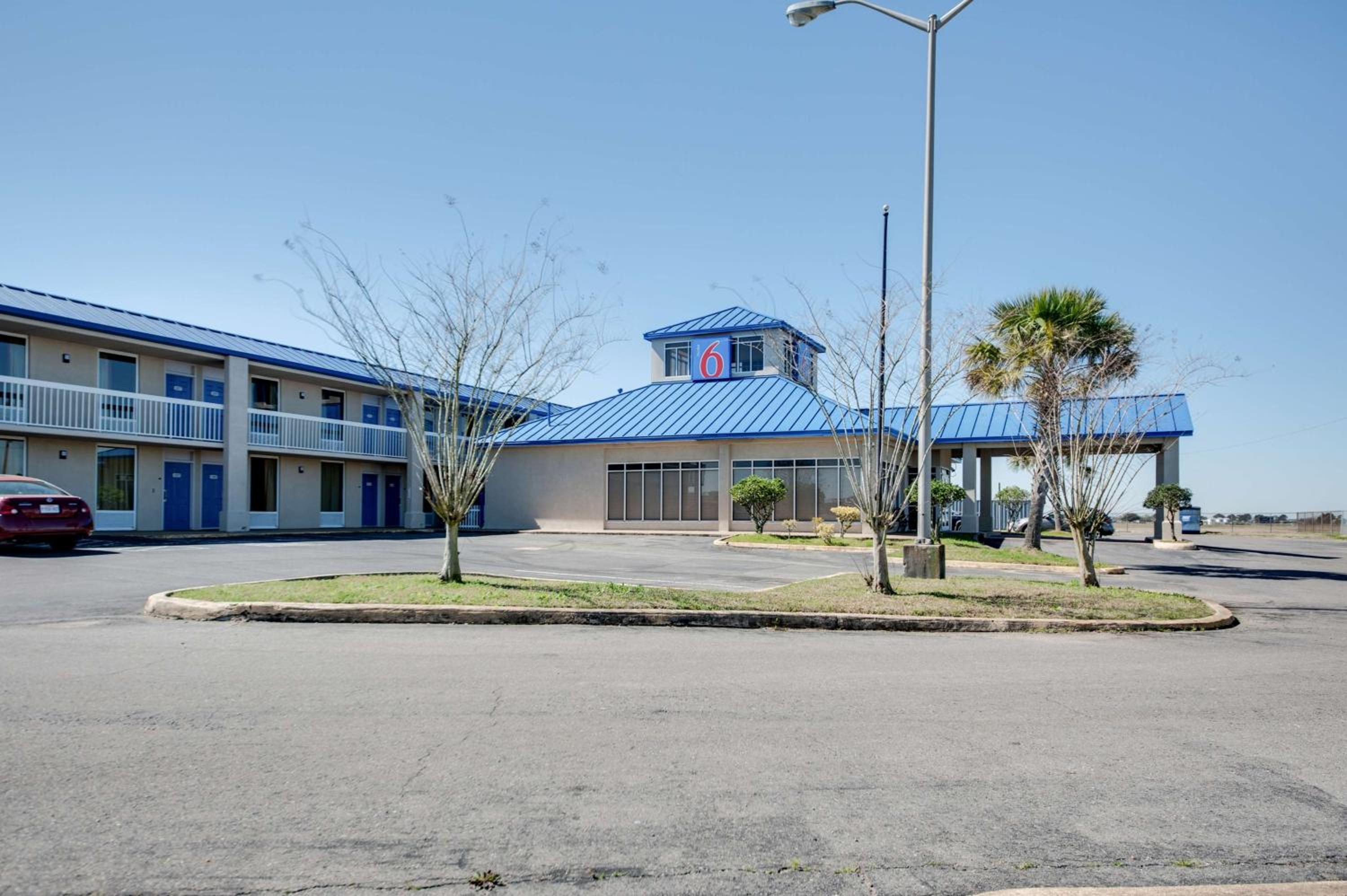 Kinder Vacations - Motel 6-Jennings, LA - Property Image 2