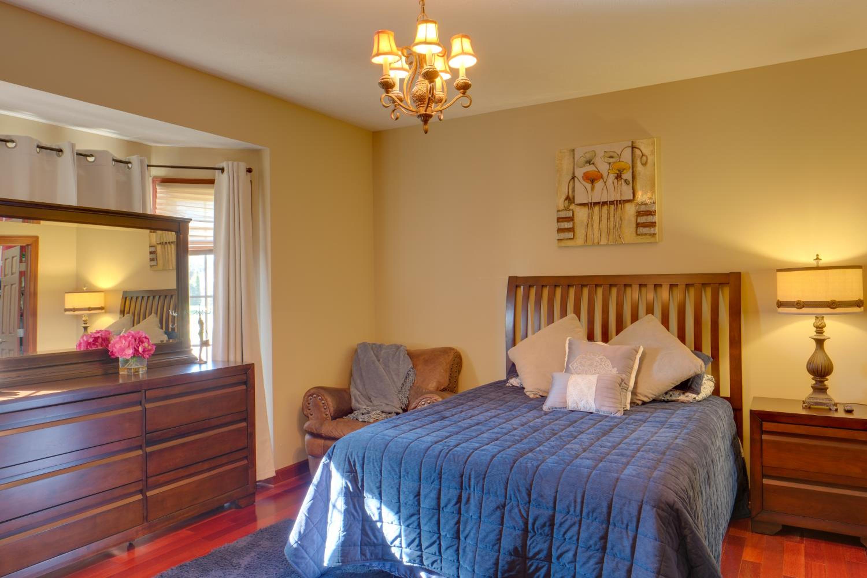 Convenient Apt 2 Mi to North Chagrin Hiking!