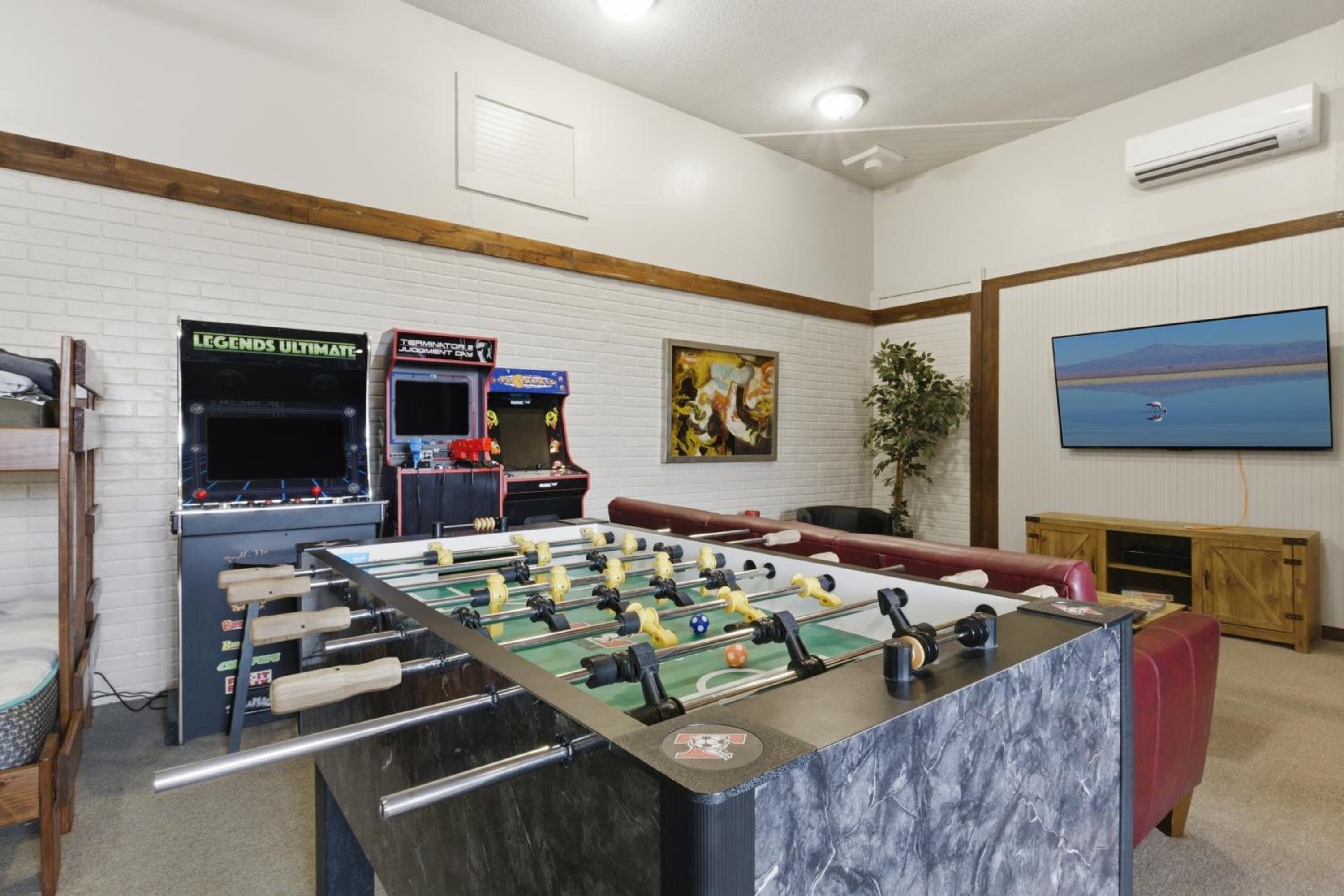 Game Room, Dock Life, Fire Pit & Hot Tub!