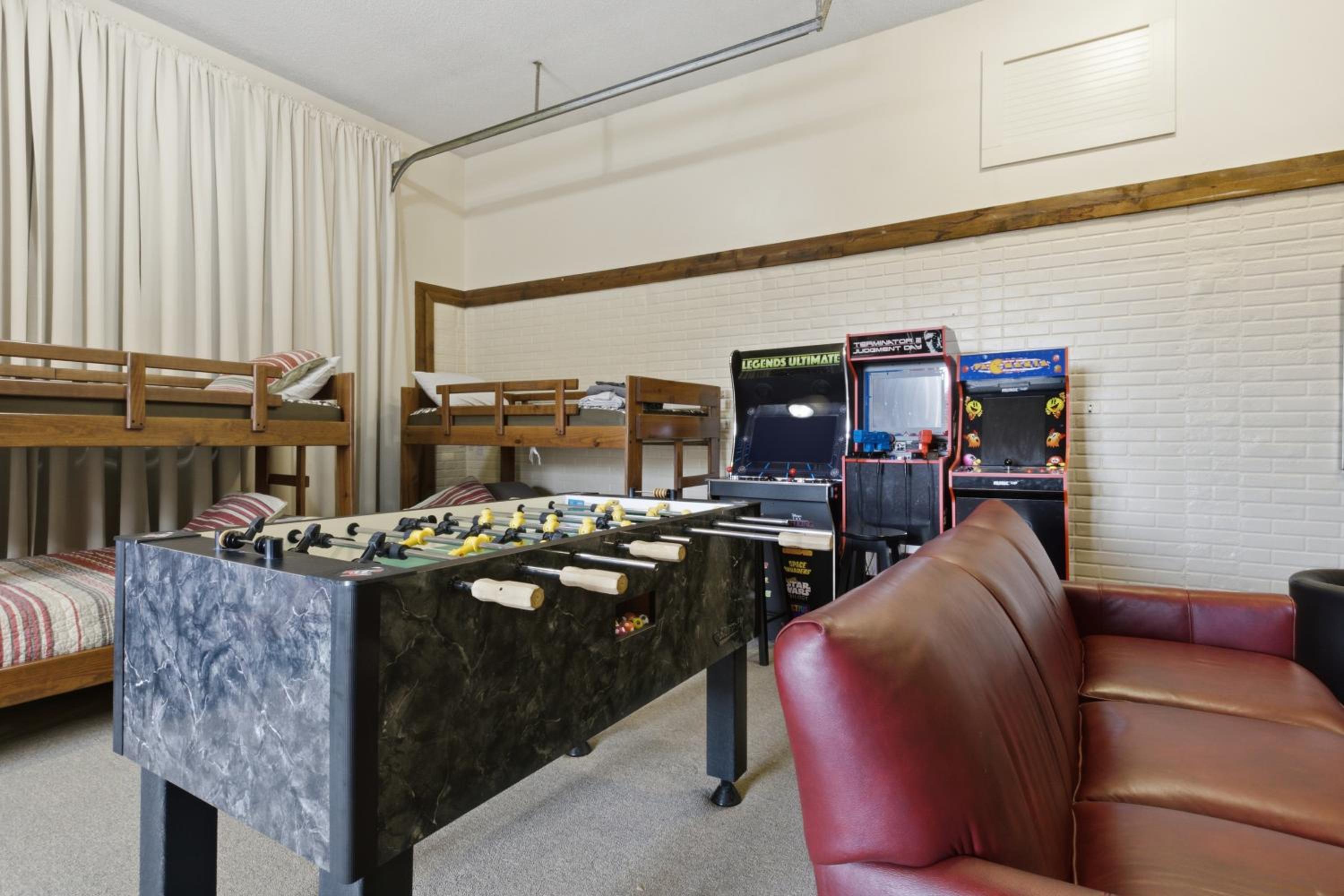 Game Room, Dock Life, Fire Pit & Hot Tub!