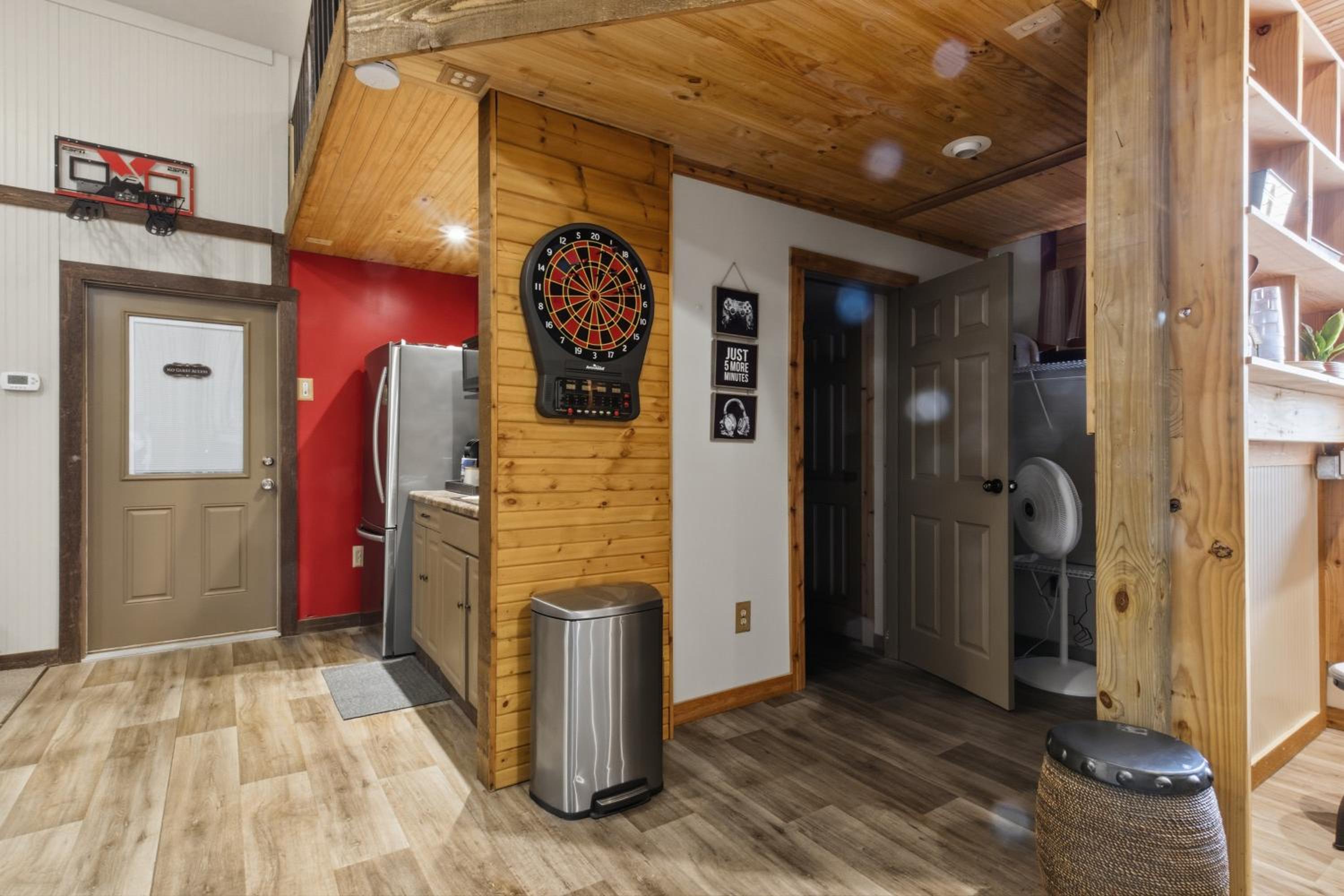 Game Room, Dock Life, Fire Pit & Hot Tub!