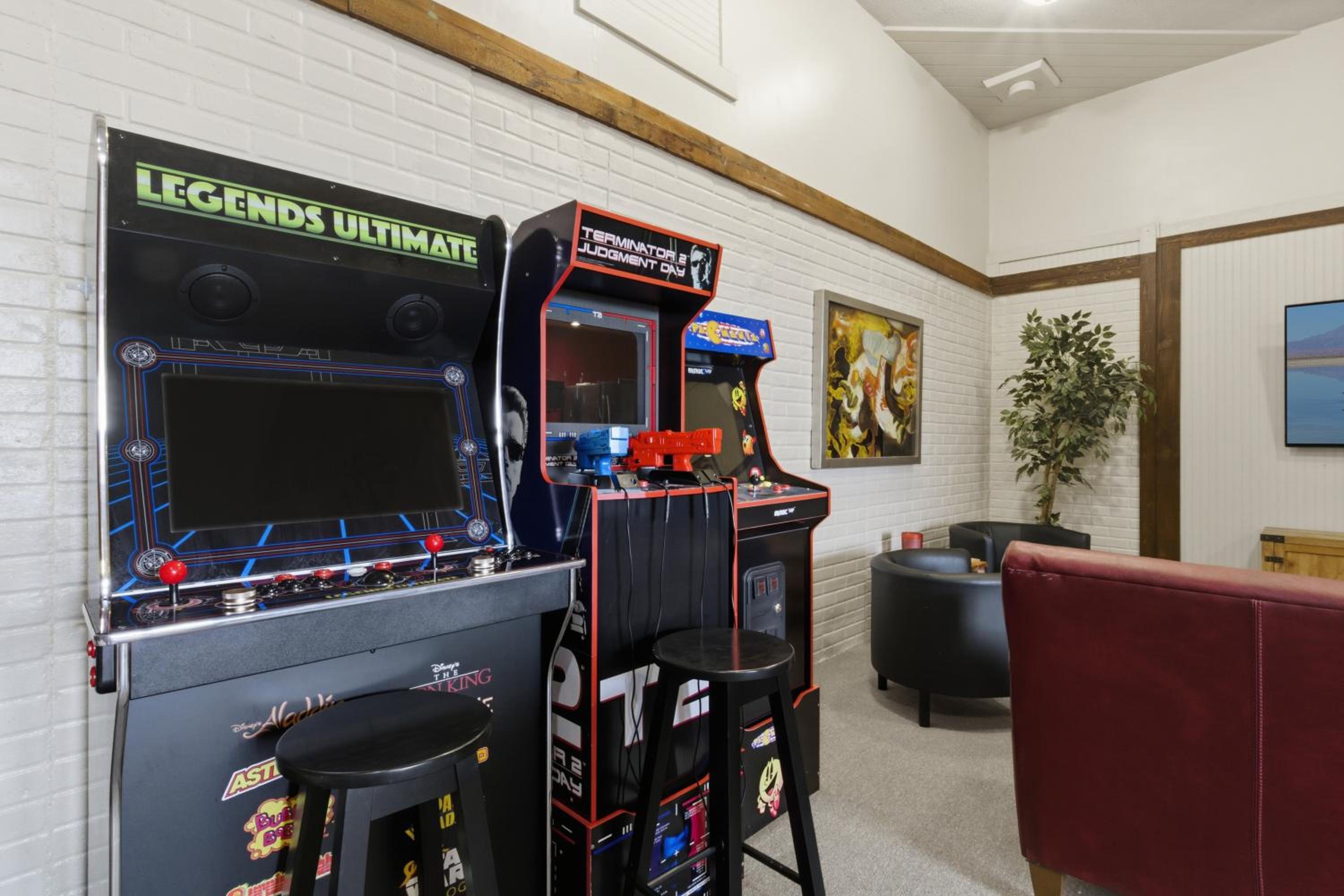 Game Room, Dock Life, Fire Pit & Hot Tub!