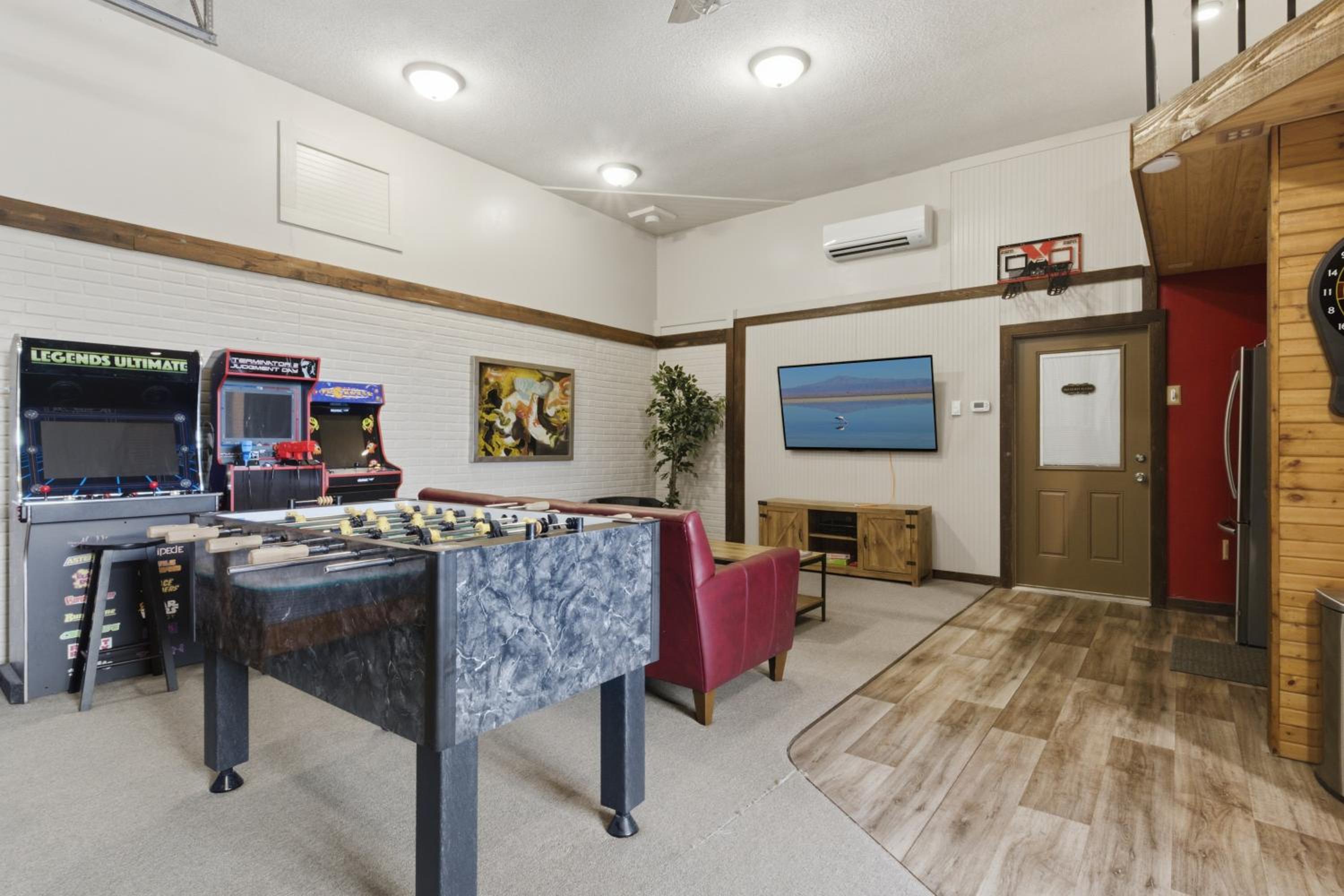 Game Room, Dock Life, Fire Pit & Hot Tub!