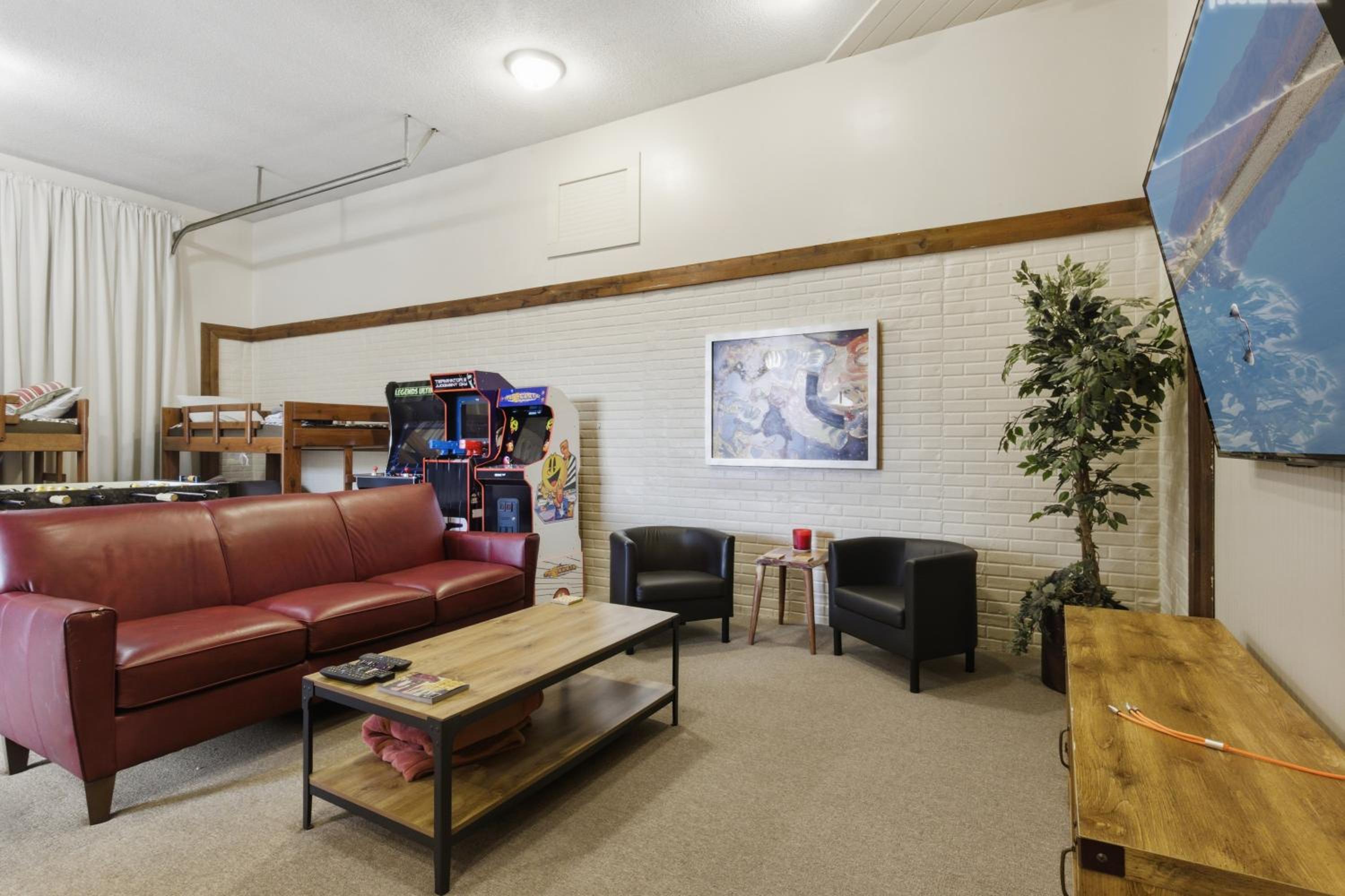 Game Room, Dock Life, Fire Pit & Hot Tub!