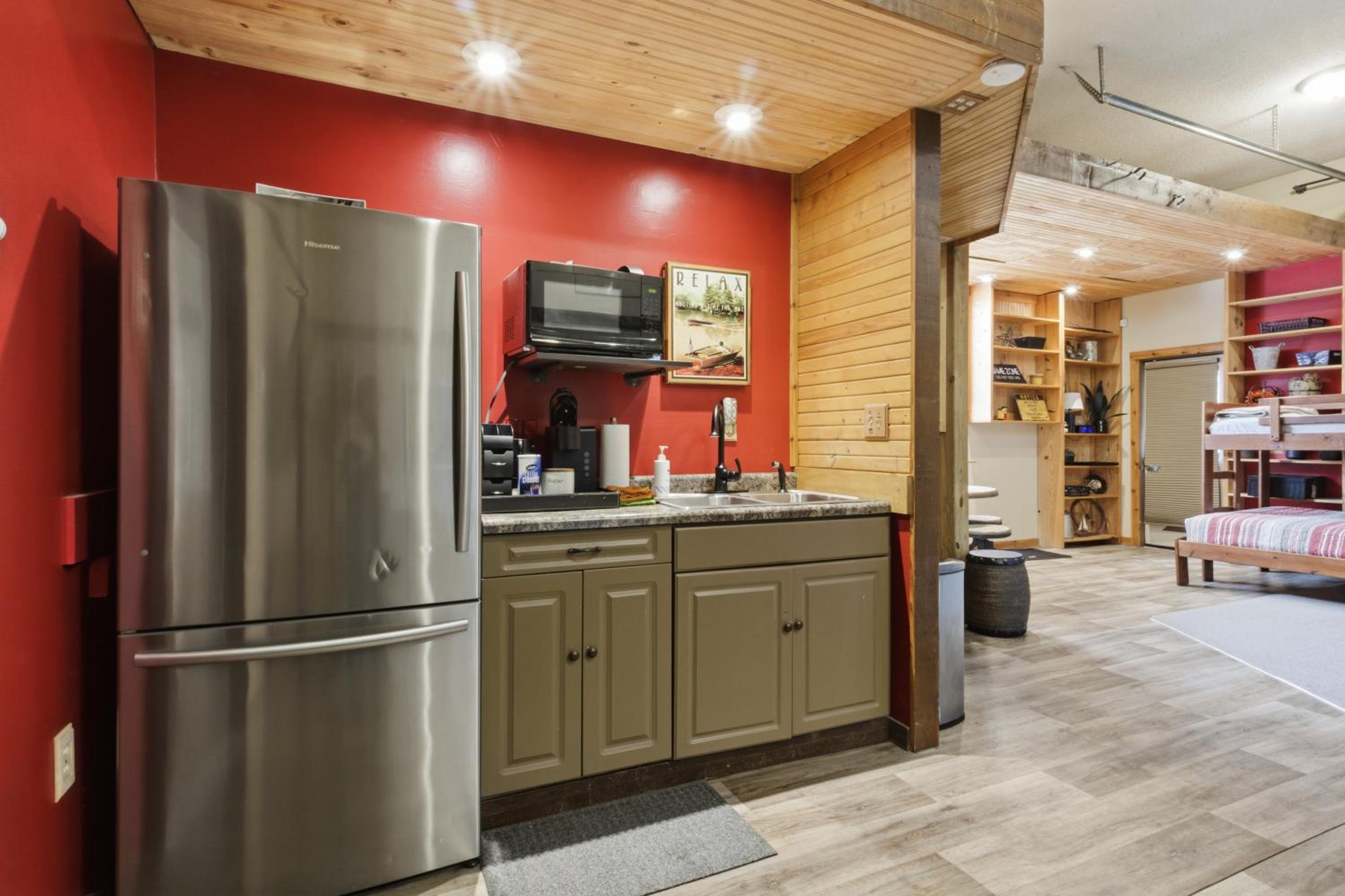 Game Room, Dock Life, Fire Pit & Hot Tub!