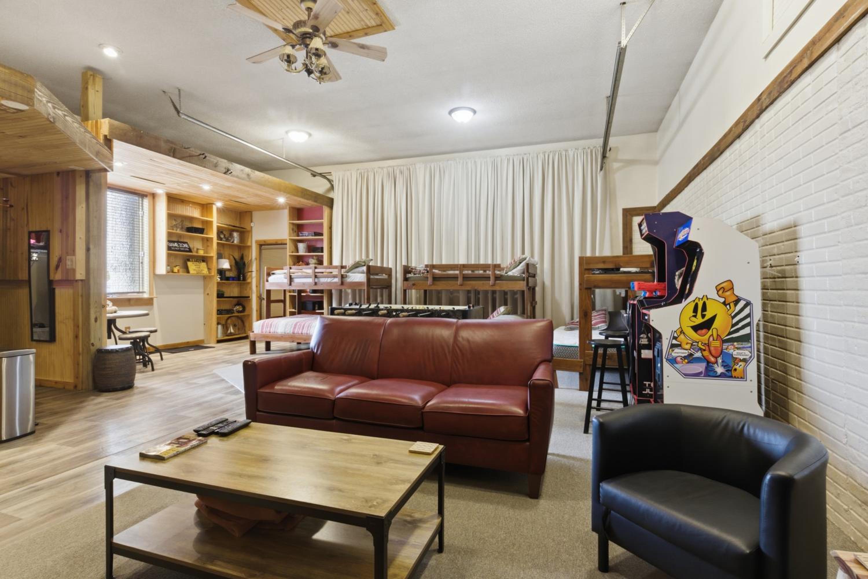 Game Room, Dock Life, Fire Pit & Hot Tub!