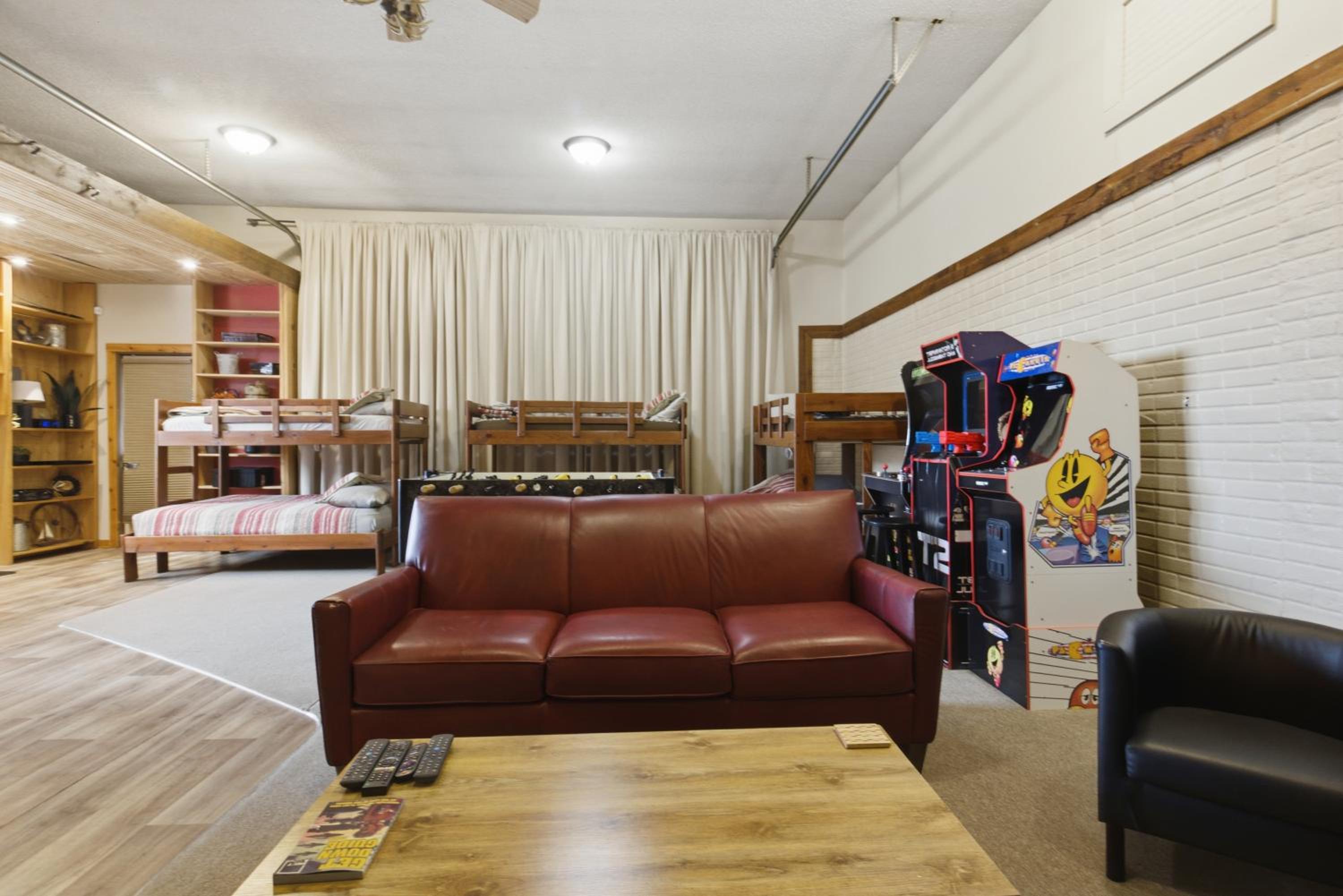 Game Room, Dock Life, Fire Pit & Hot Tub!