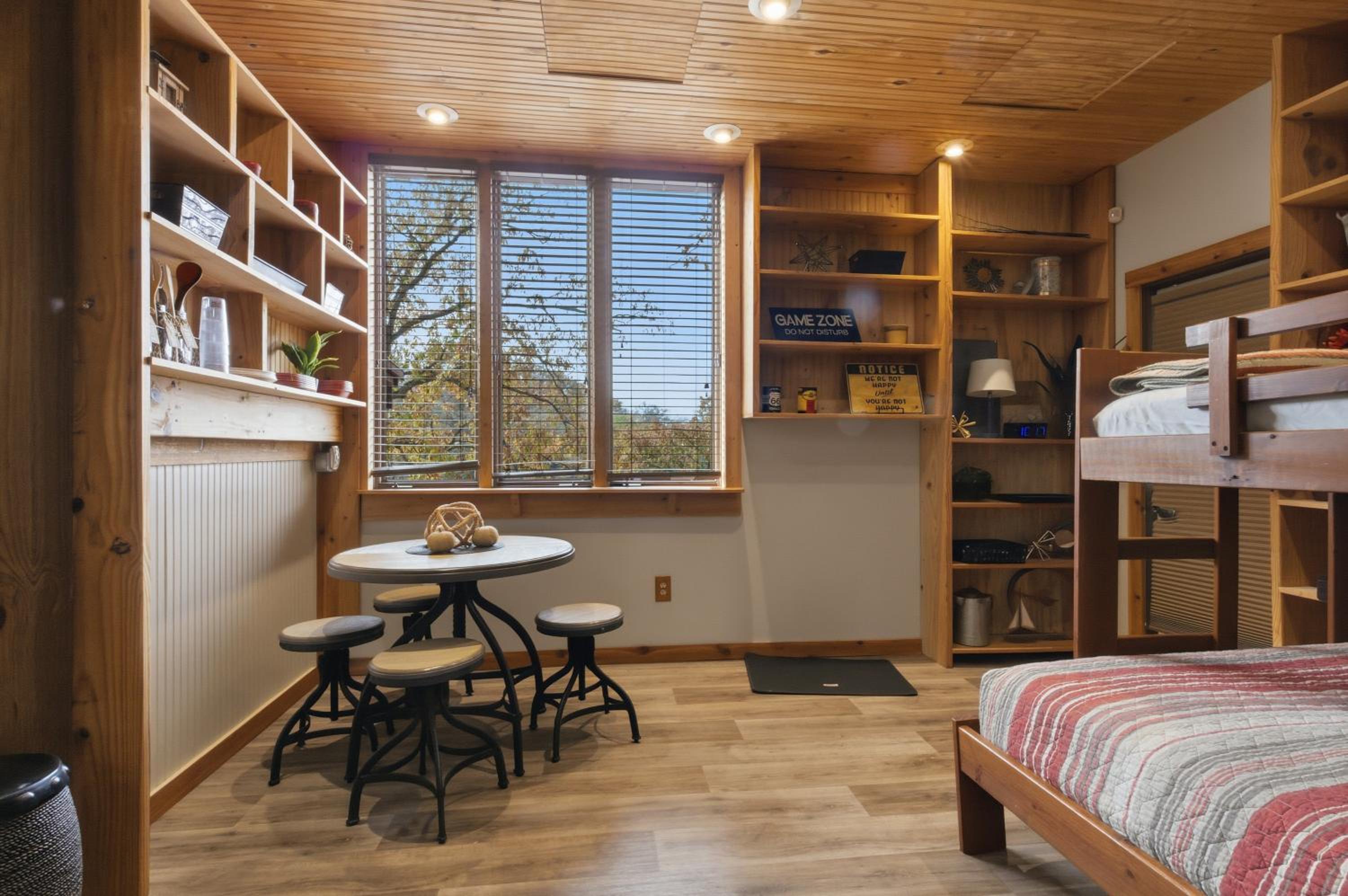 Game Room, Dock Life, Fire Pit & Hot Tub!