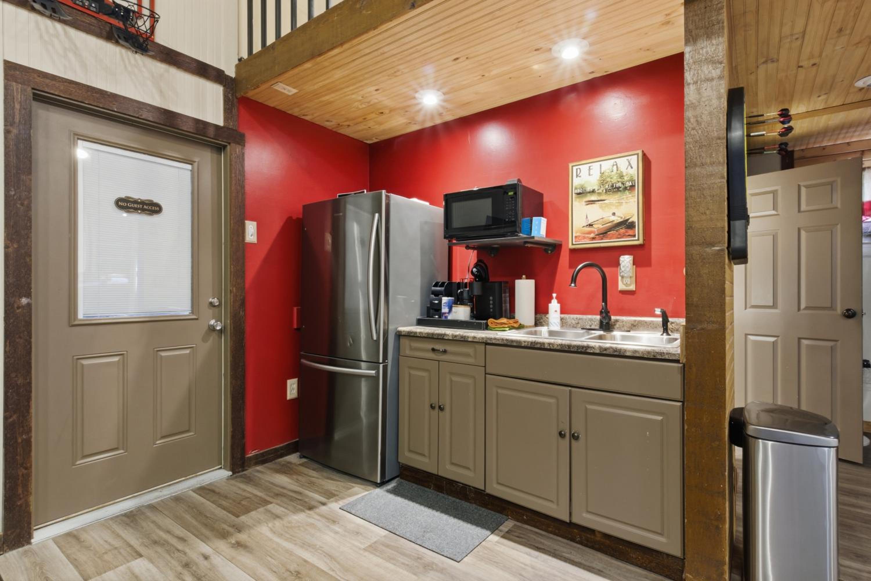 Game Room, Dock Life, Fire Pit & Hot Tub!