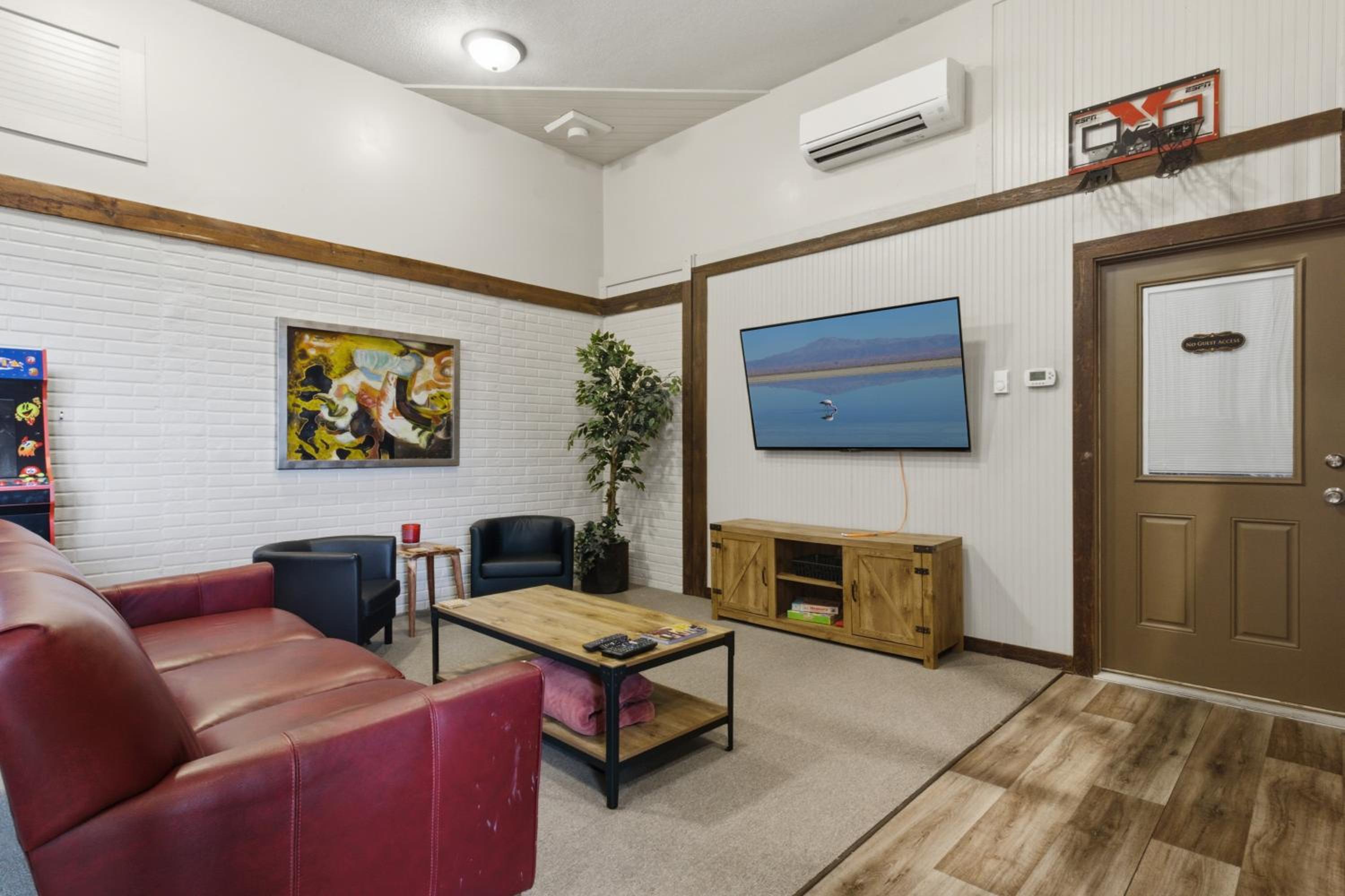 Game Room, Dock Life, Fire Pit & Hot Tub!