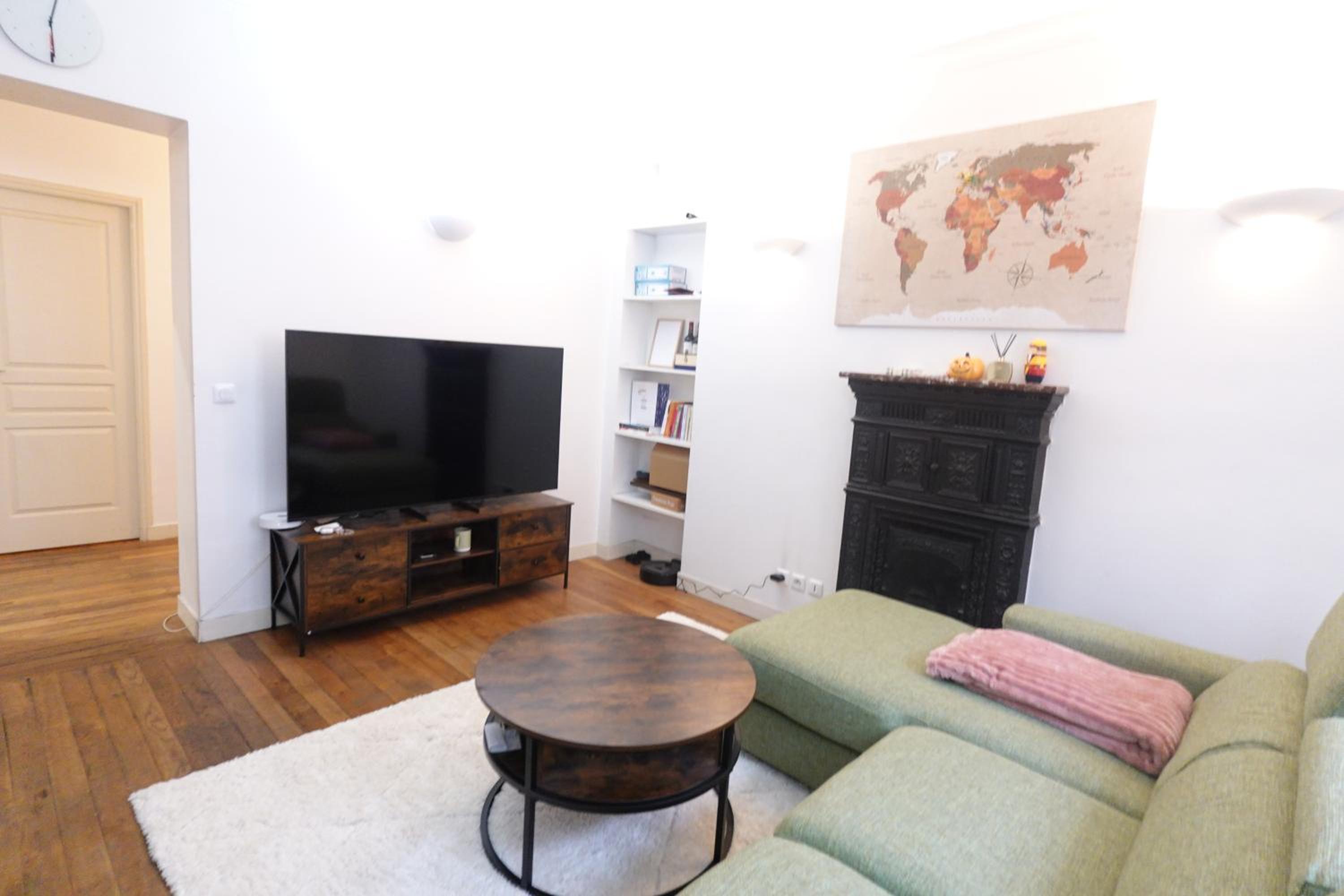 Comfort Parisian Room and Sofa Bed 1 min to Metro M4 & T3A