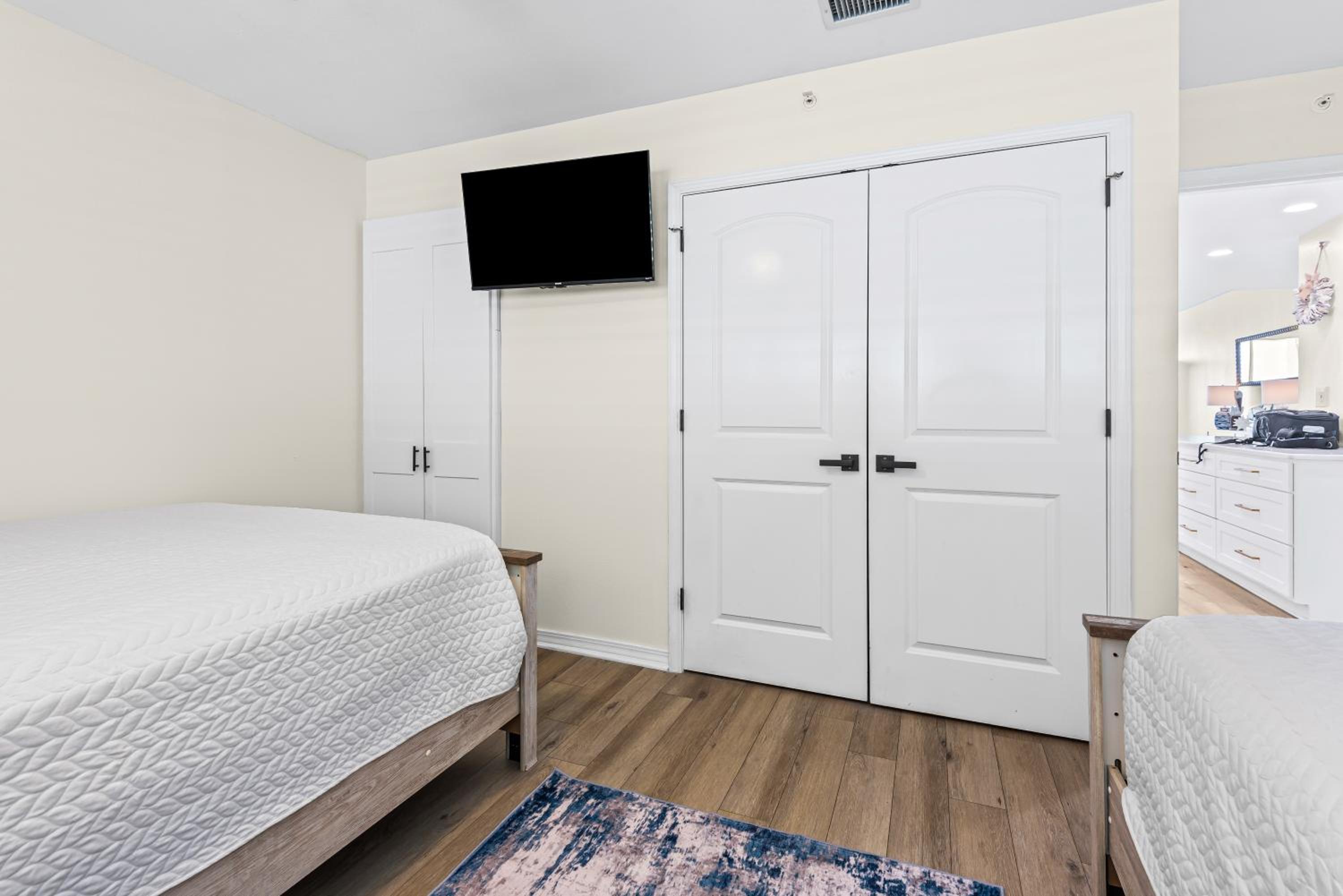 Lil Nauti - Beachfront Condo