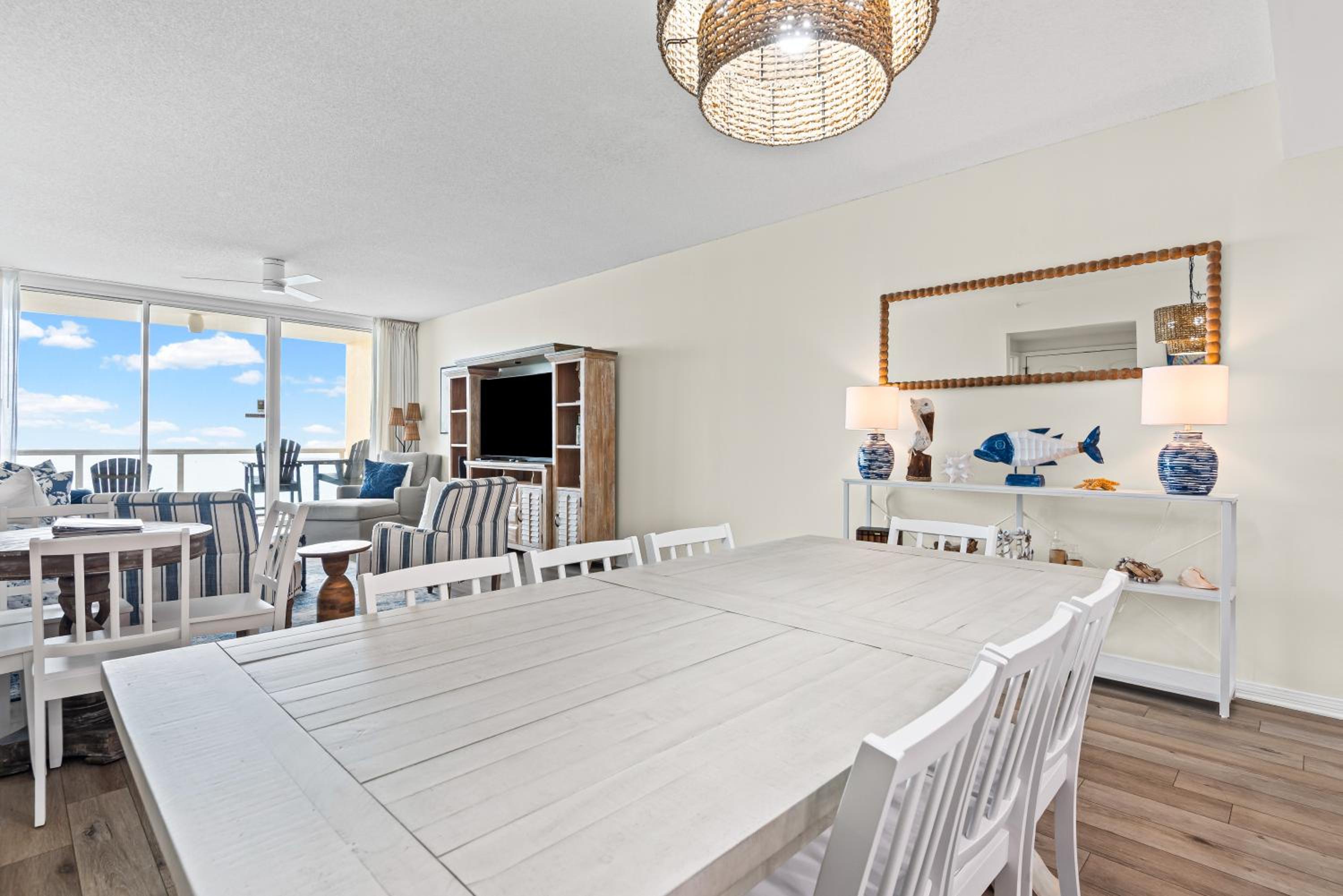 Lil Nauti - Beachfront Condo