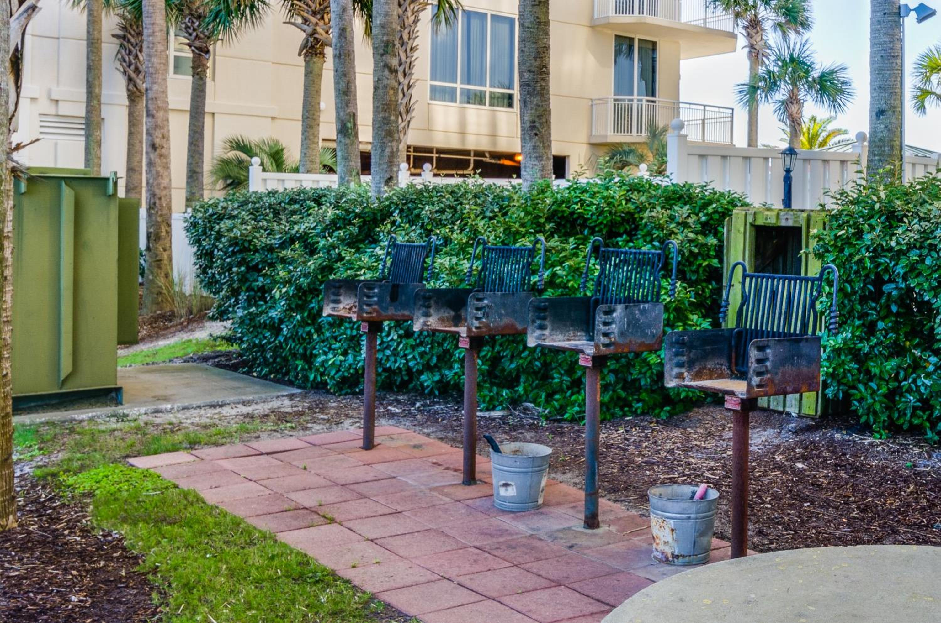 Lil Nauti - Beachfront Condo