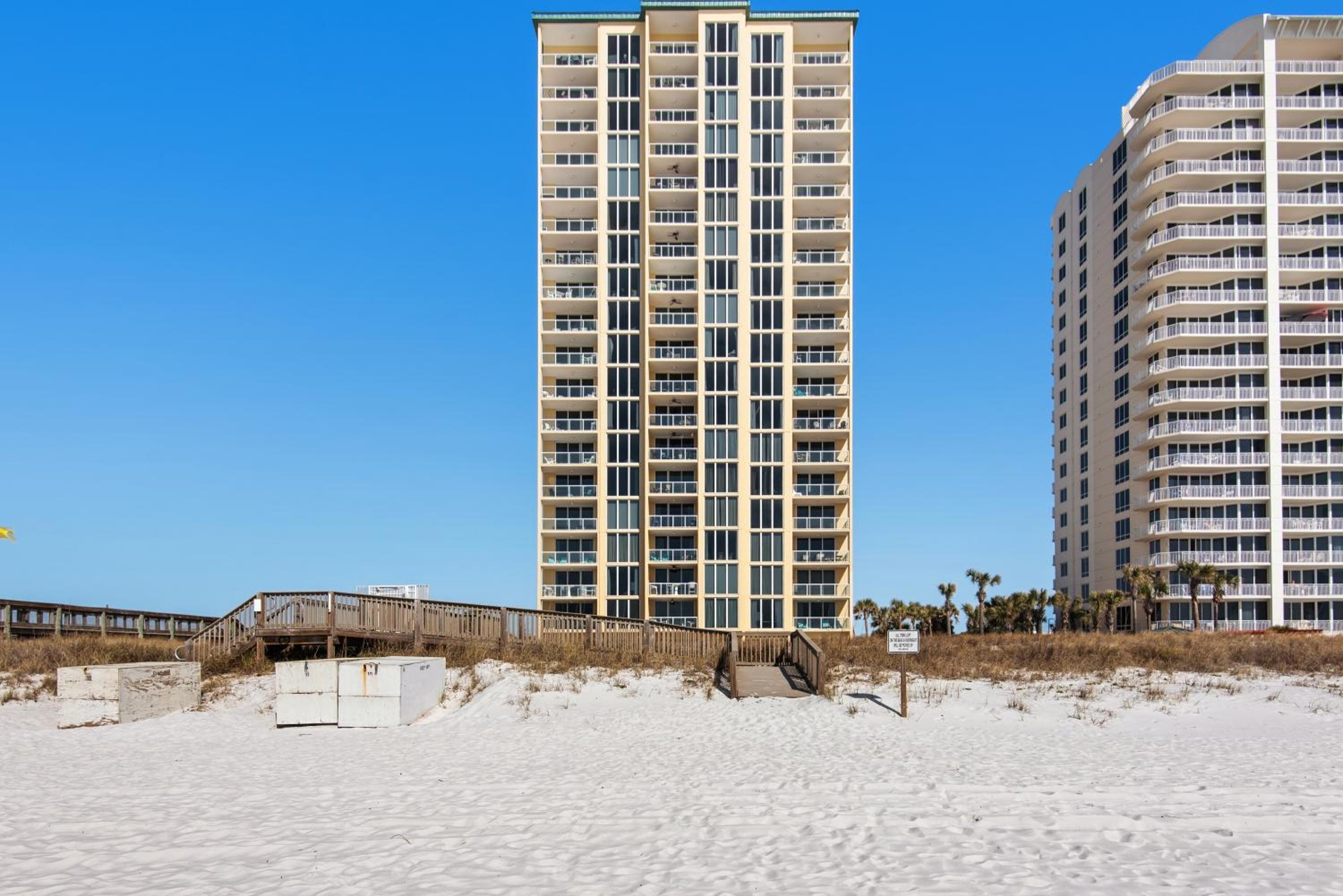Lil Nauti - Beachfront Condo