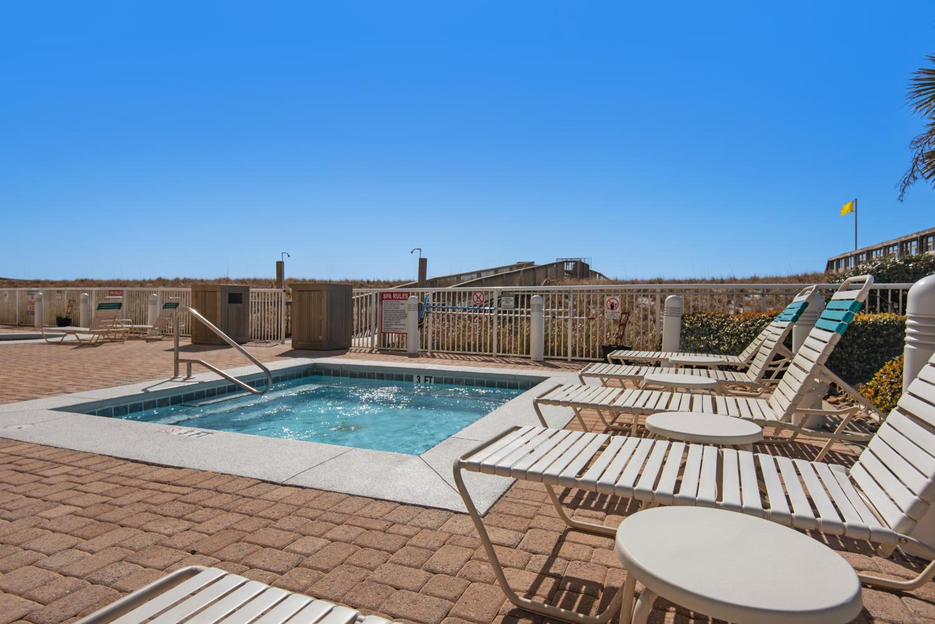 Lil Nauti - Beachfront Condo