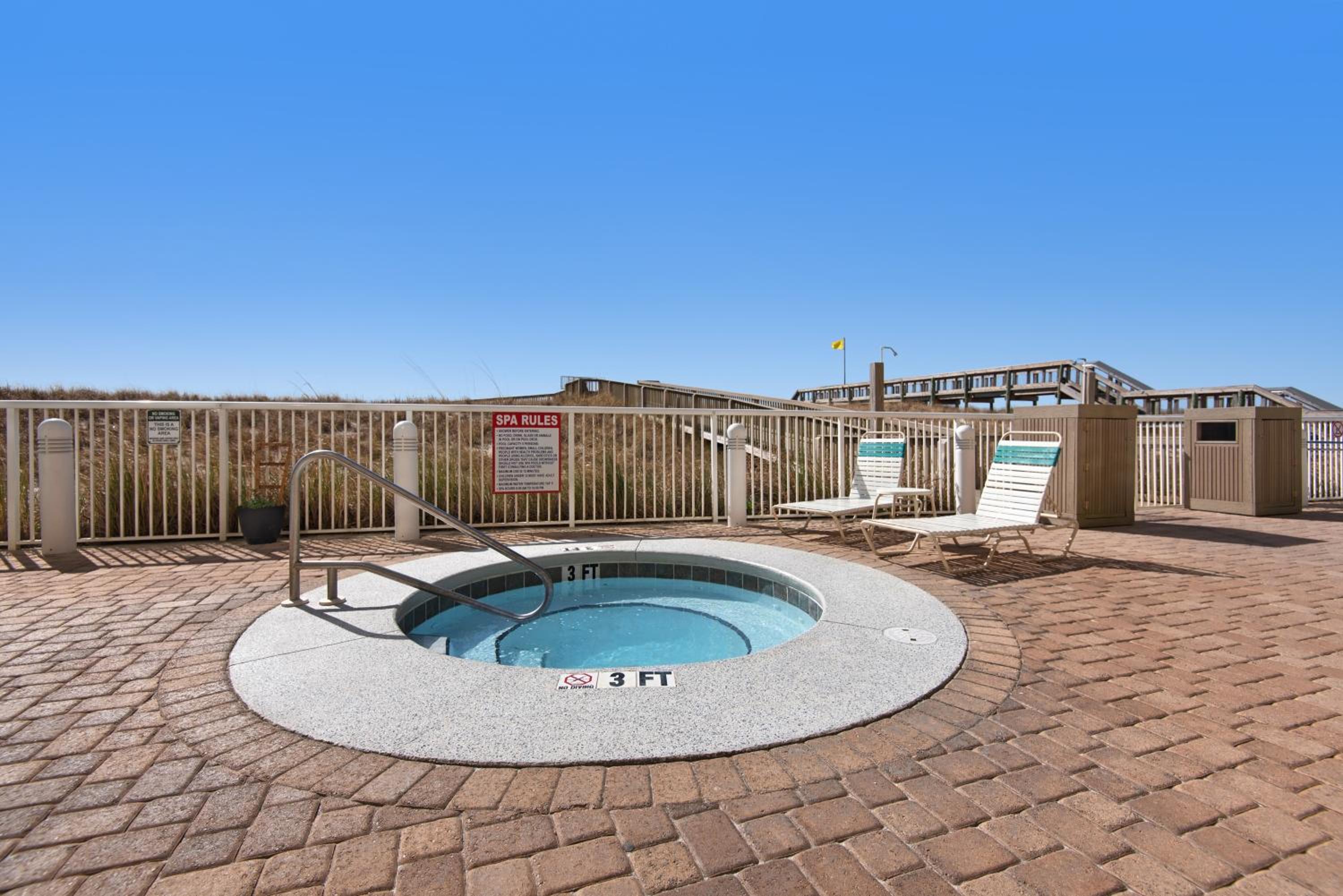 Lil Nauti - Beachfront Condo