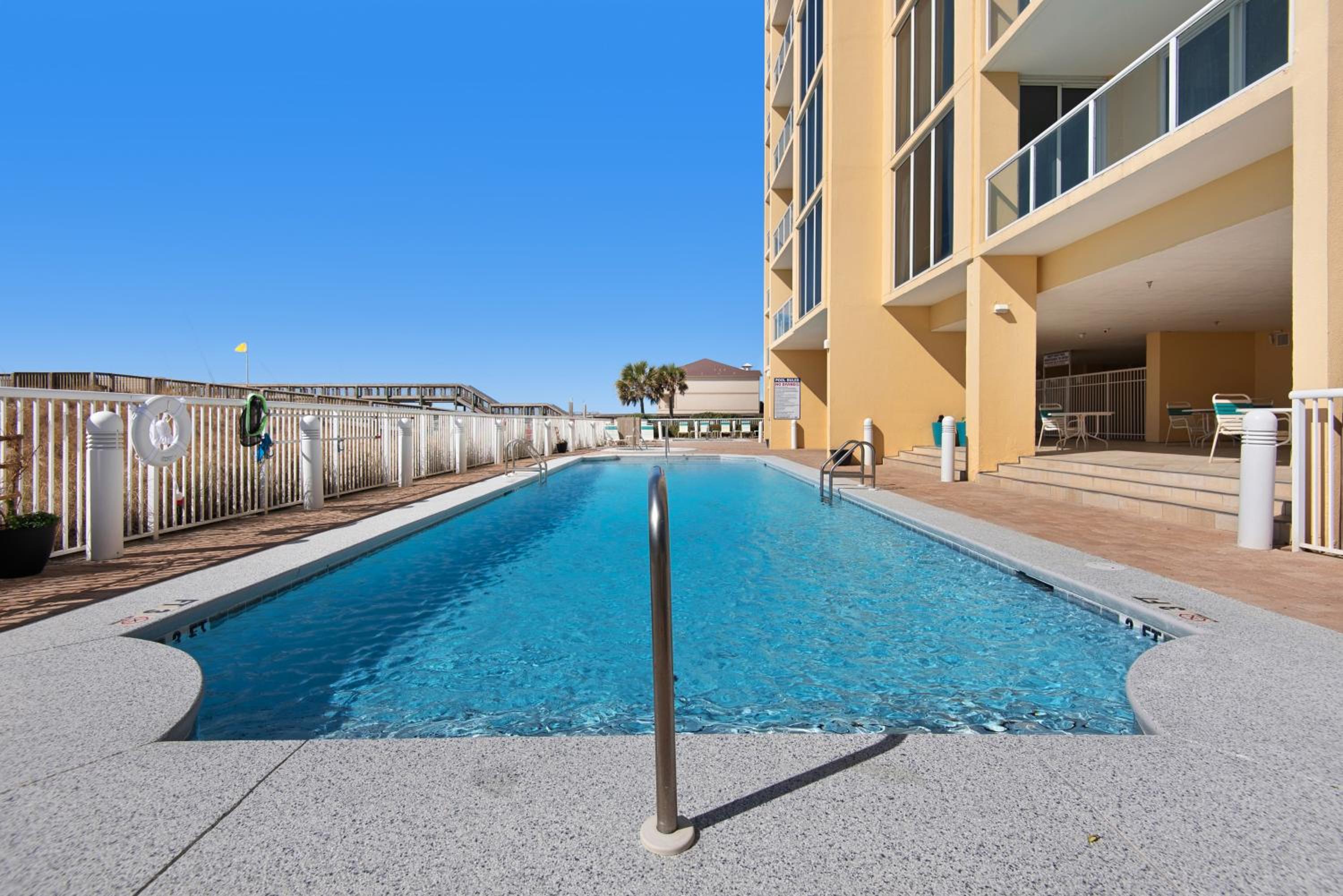 Lil Nauti - Beachfront Condo