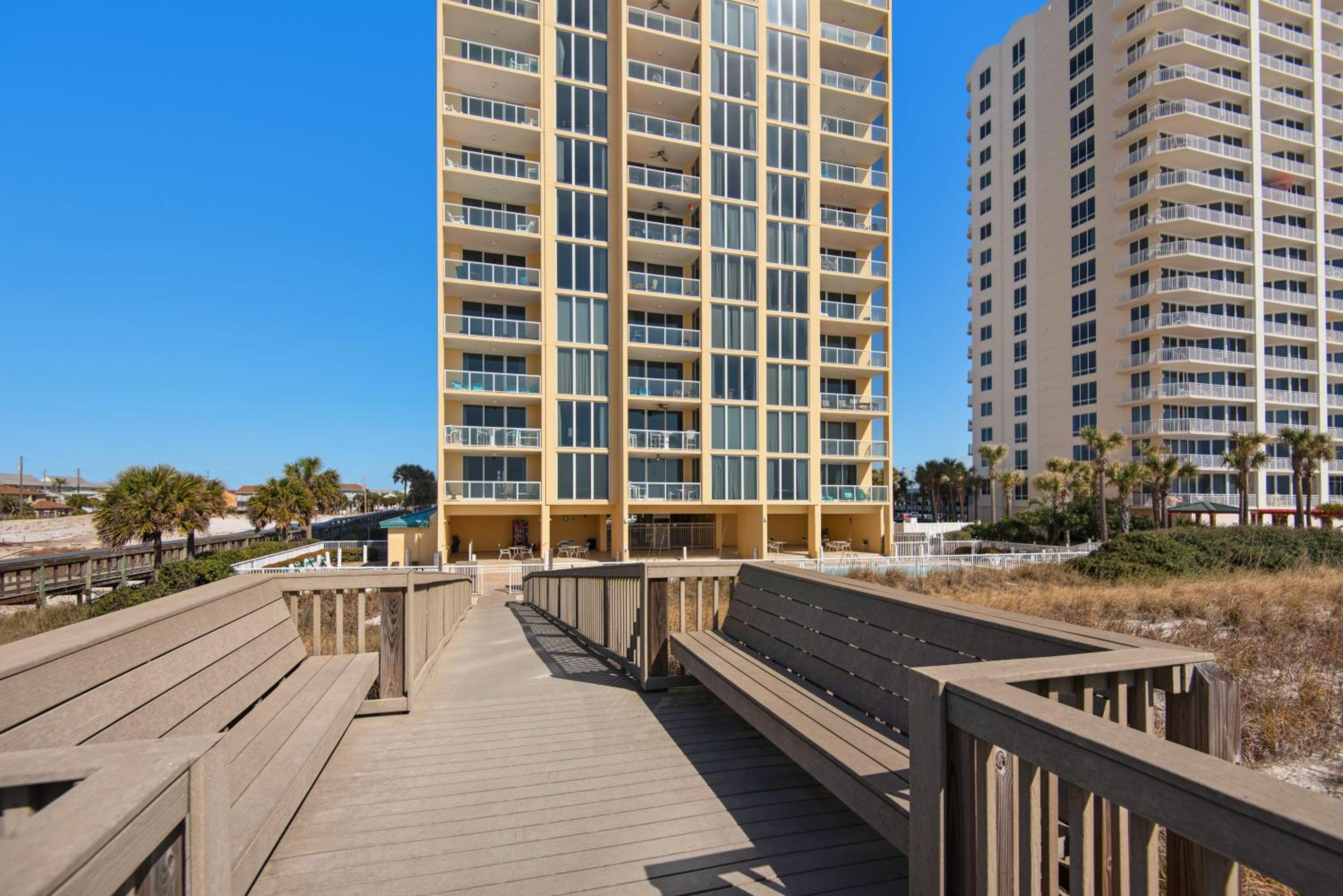Lil Nauti - Beachfront Condo