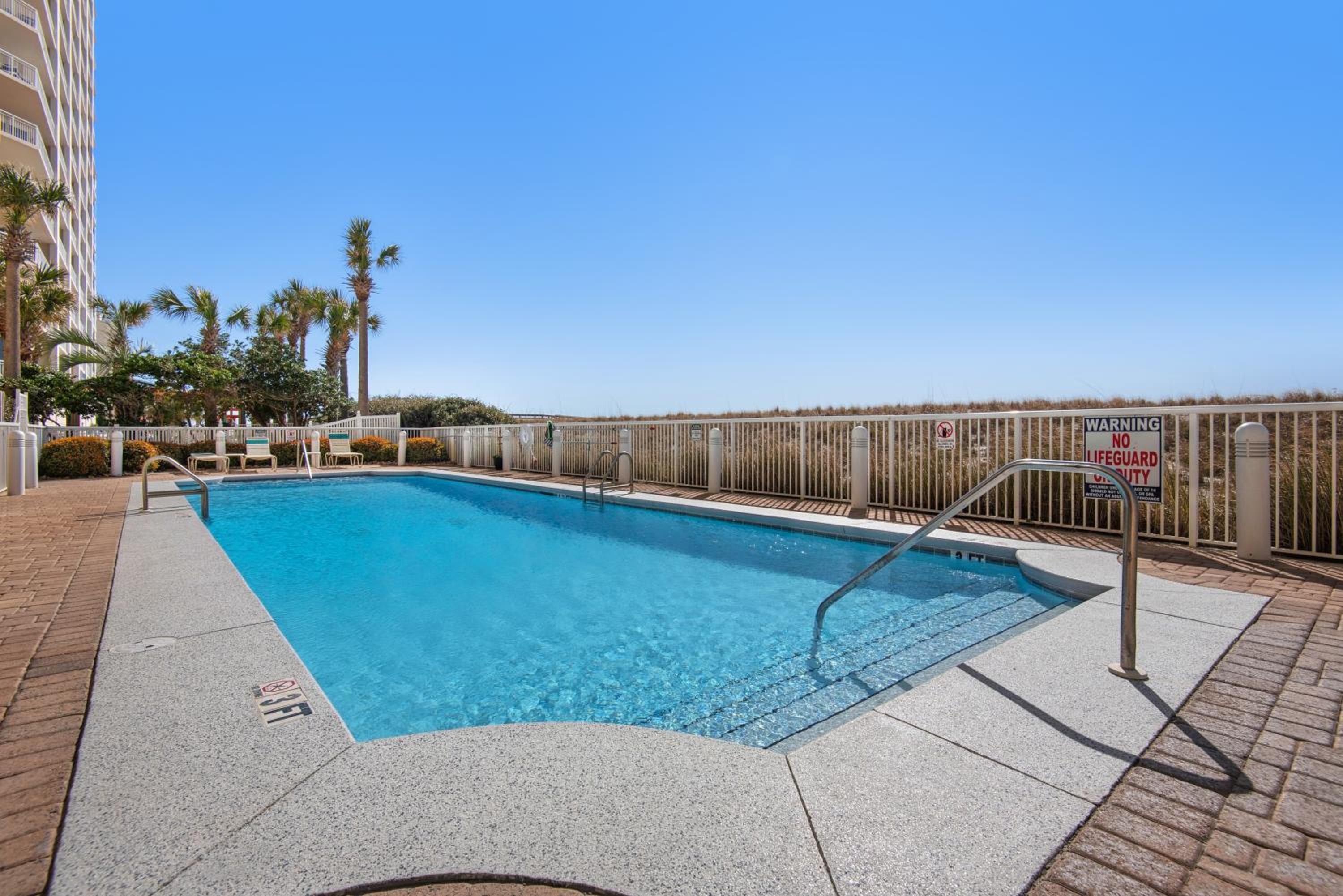 Lil Nauti - Beachfront Condo