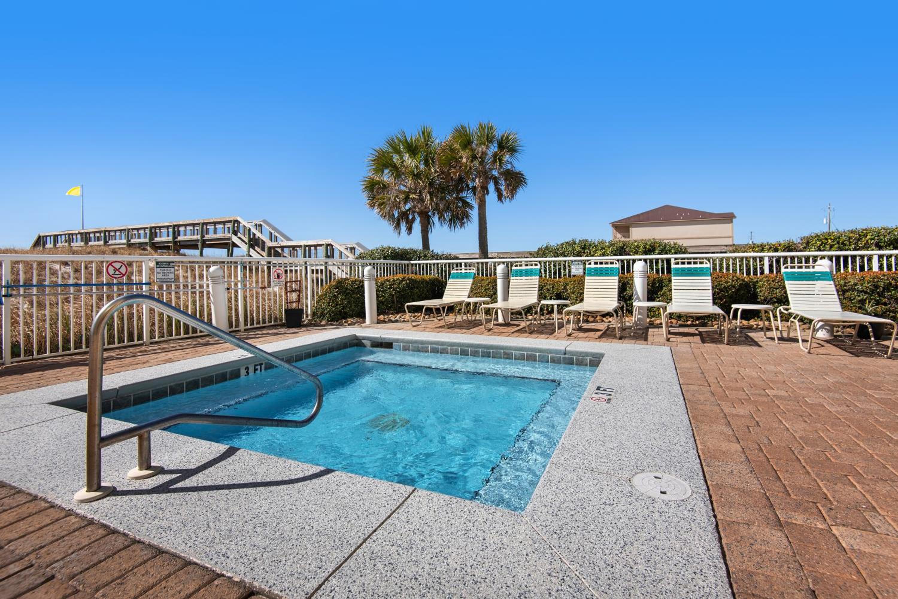 Lil Nauti - Beachfront Condo