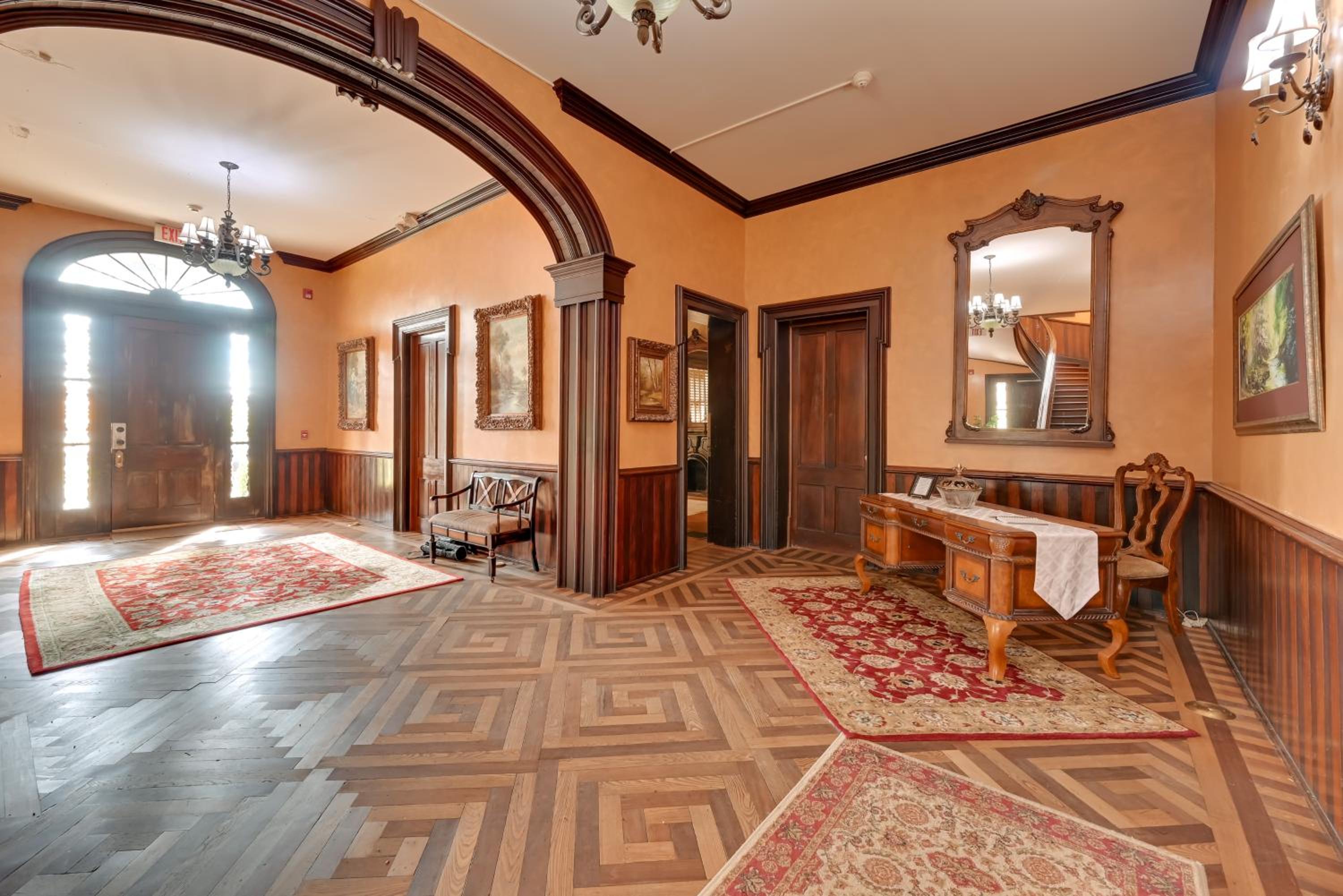 Walk to Golf Course Spacious Rough River Retreat!
