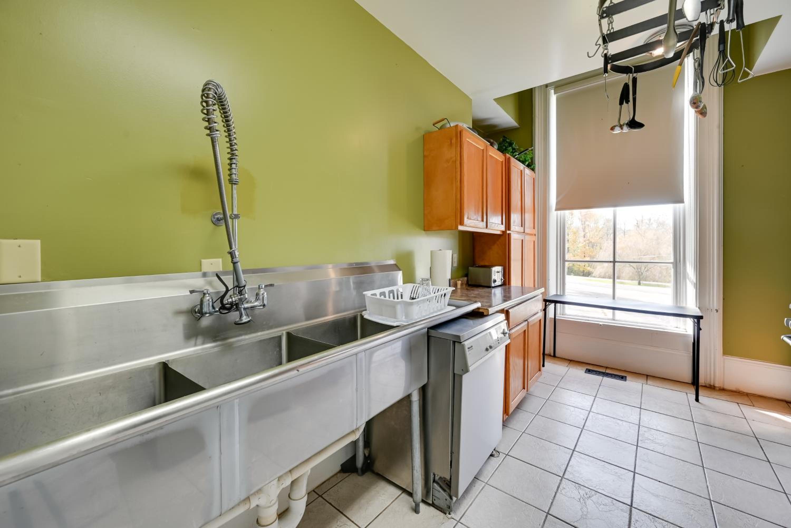 Walk to Golf Course Spacious Rough River Retreat!