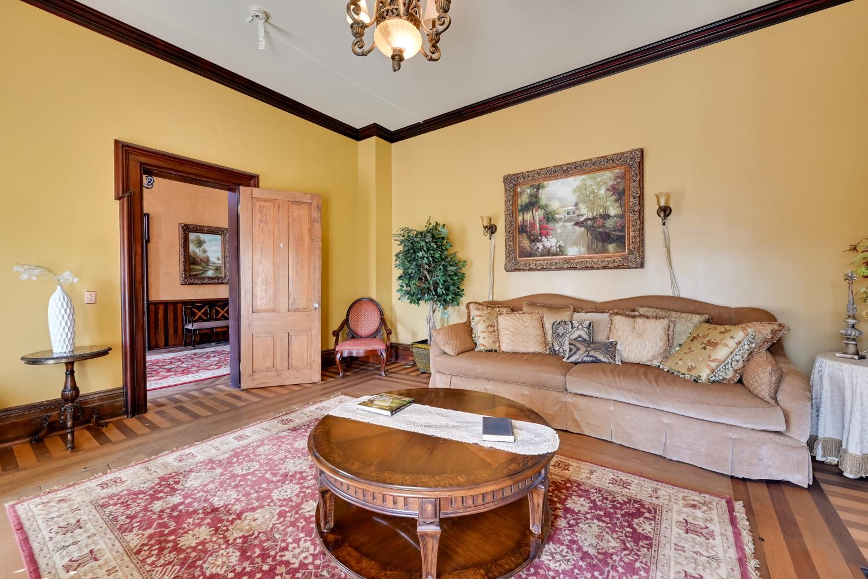 Walk to Golf Course Spacious Rough River Retreat!