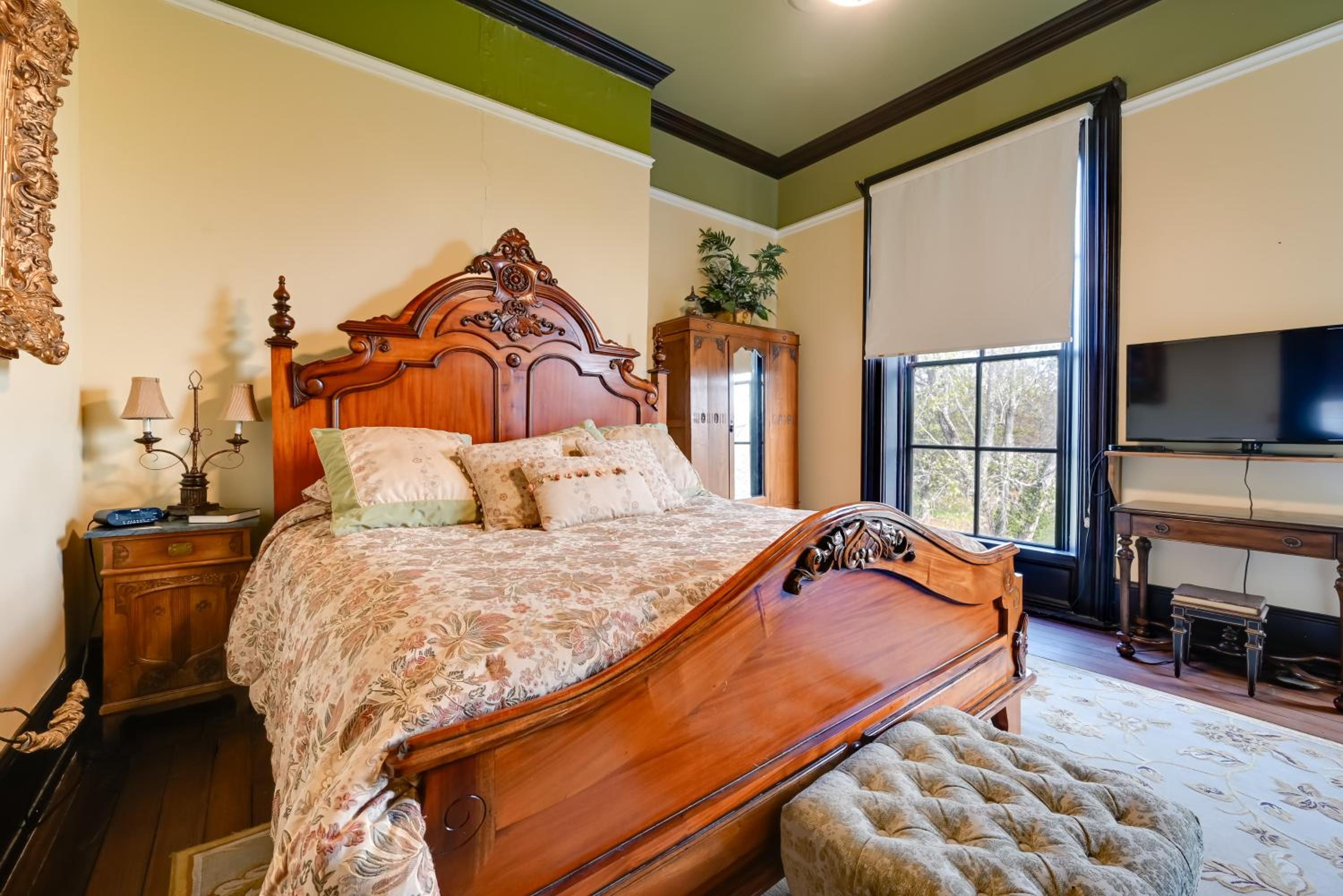 Walk to Golf Course Spacious Rough River Retreat!