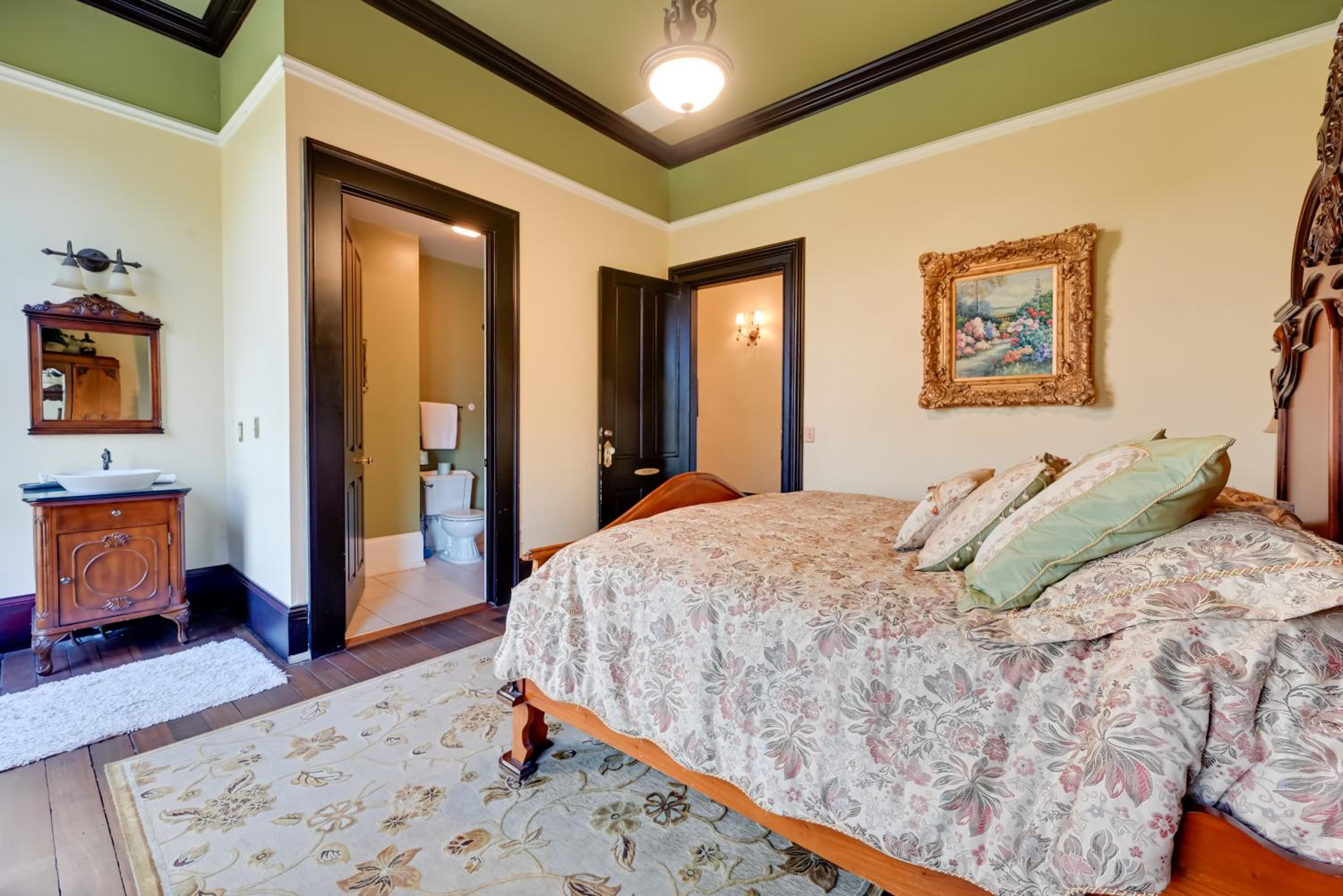 Walk to Golf Course Spacious Rough River Retreat!