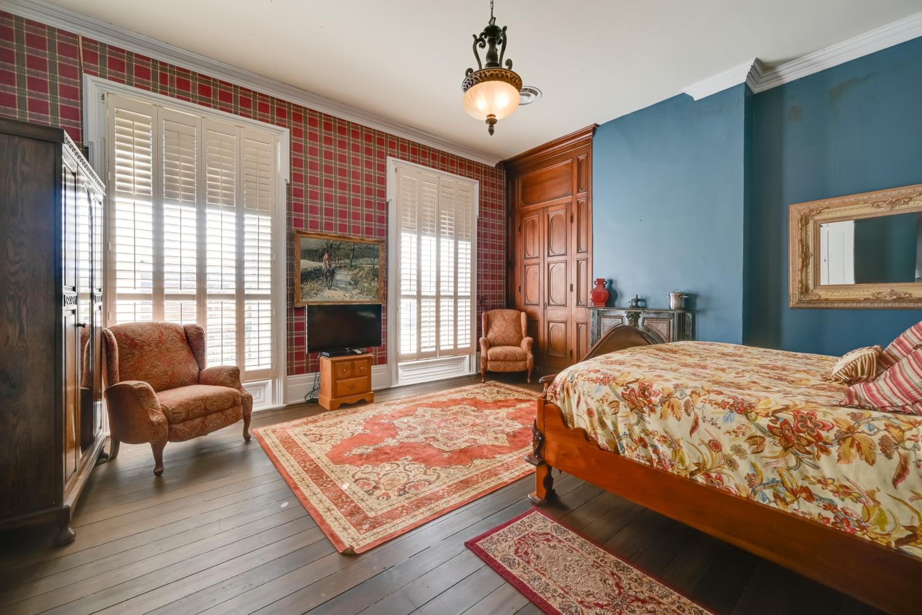 Walk to Golf Course Spacious Rough River Retreat!