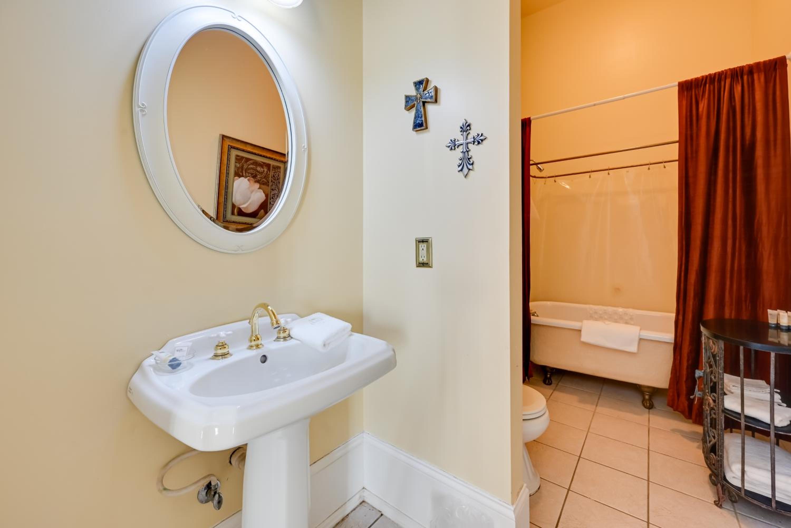 Walk to Golf Course Spacious Rough River Retreat!