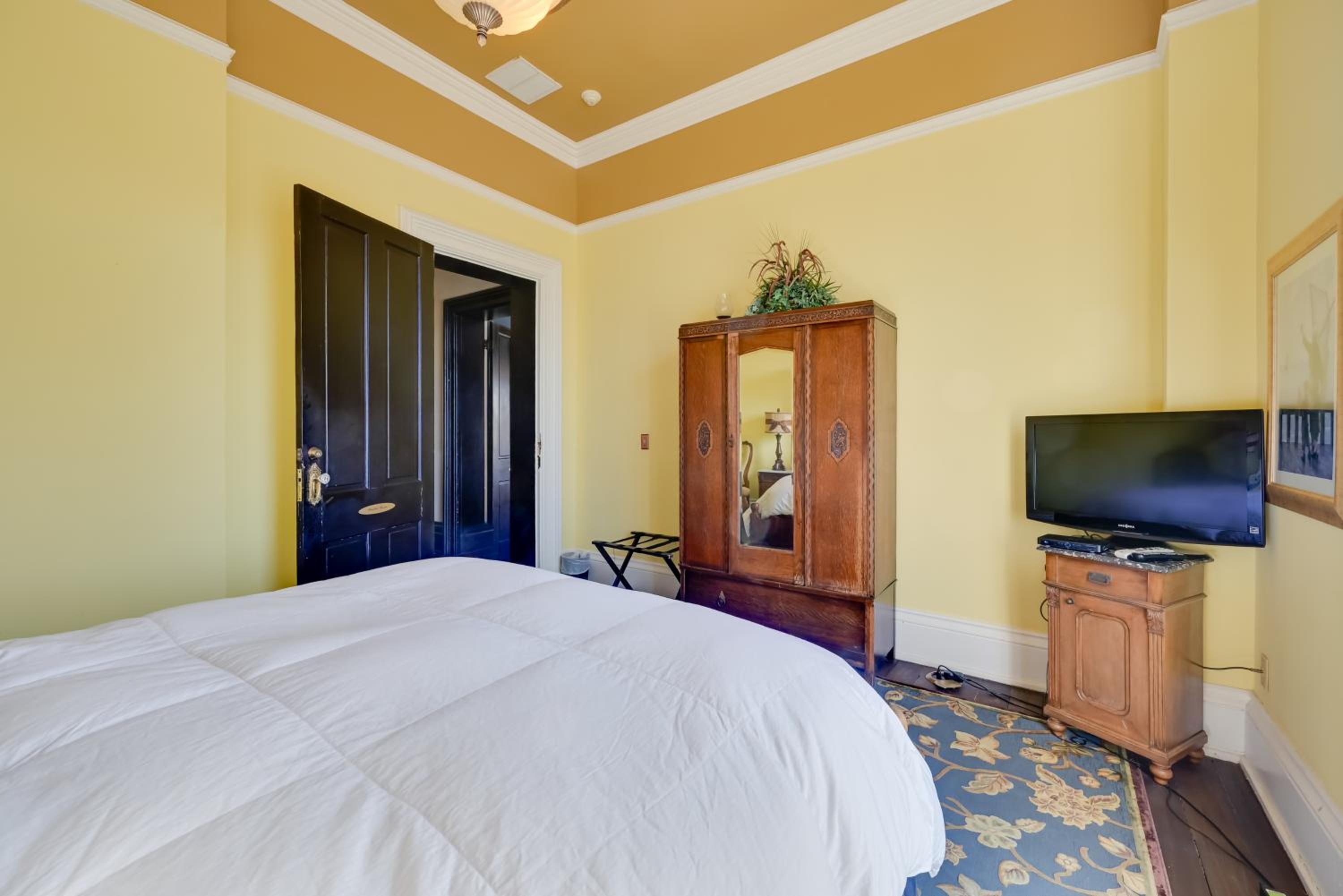 Walk to Golf Course Spacious Rough River Retreat!