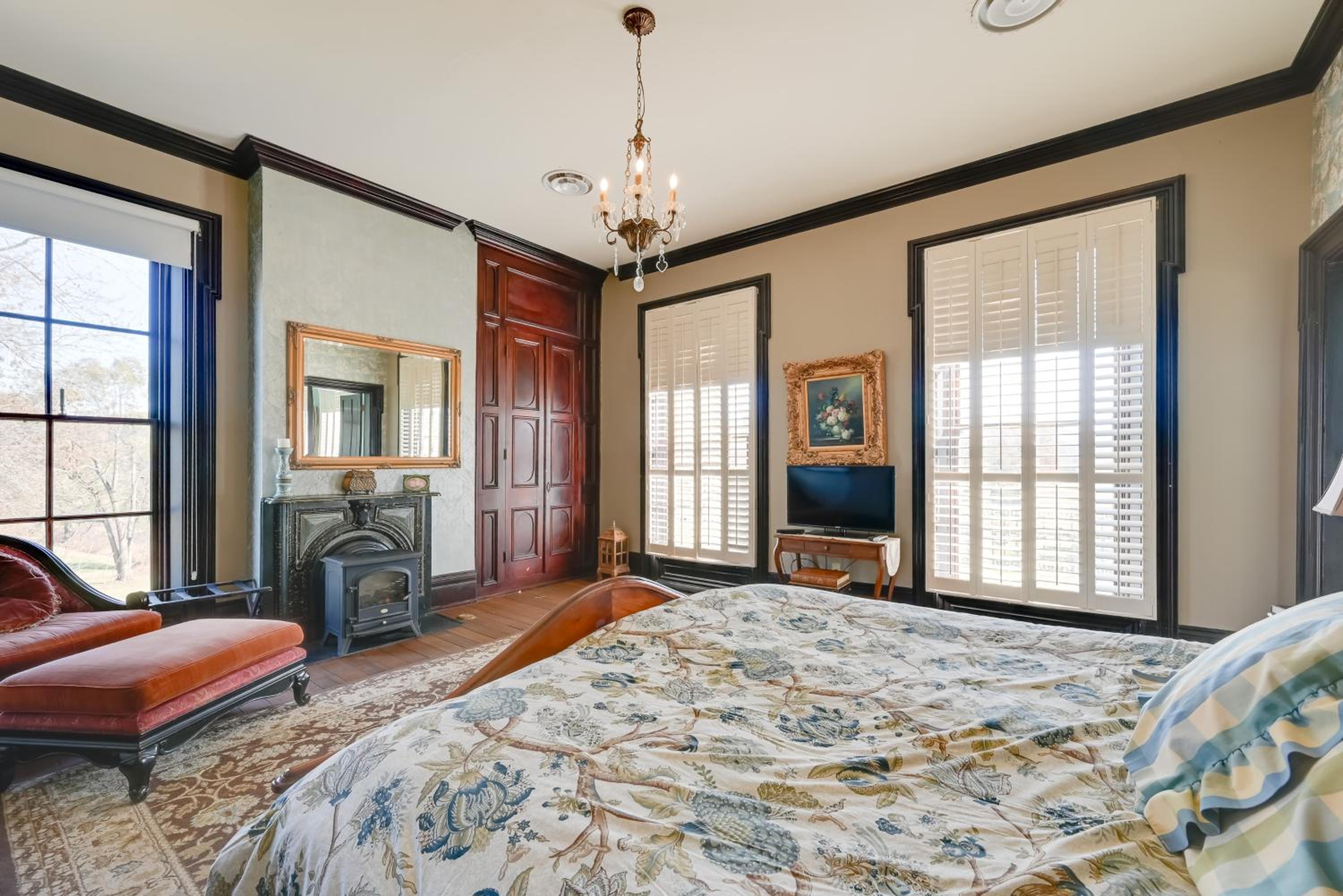 Walk to Golf Course Spacious Rough River Retreat!