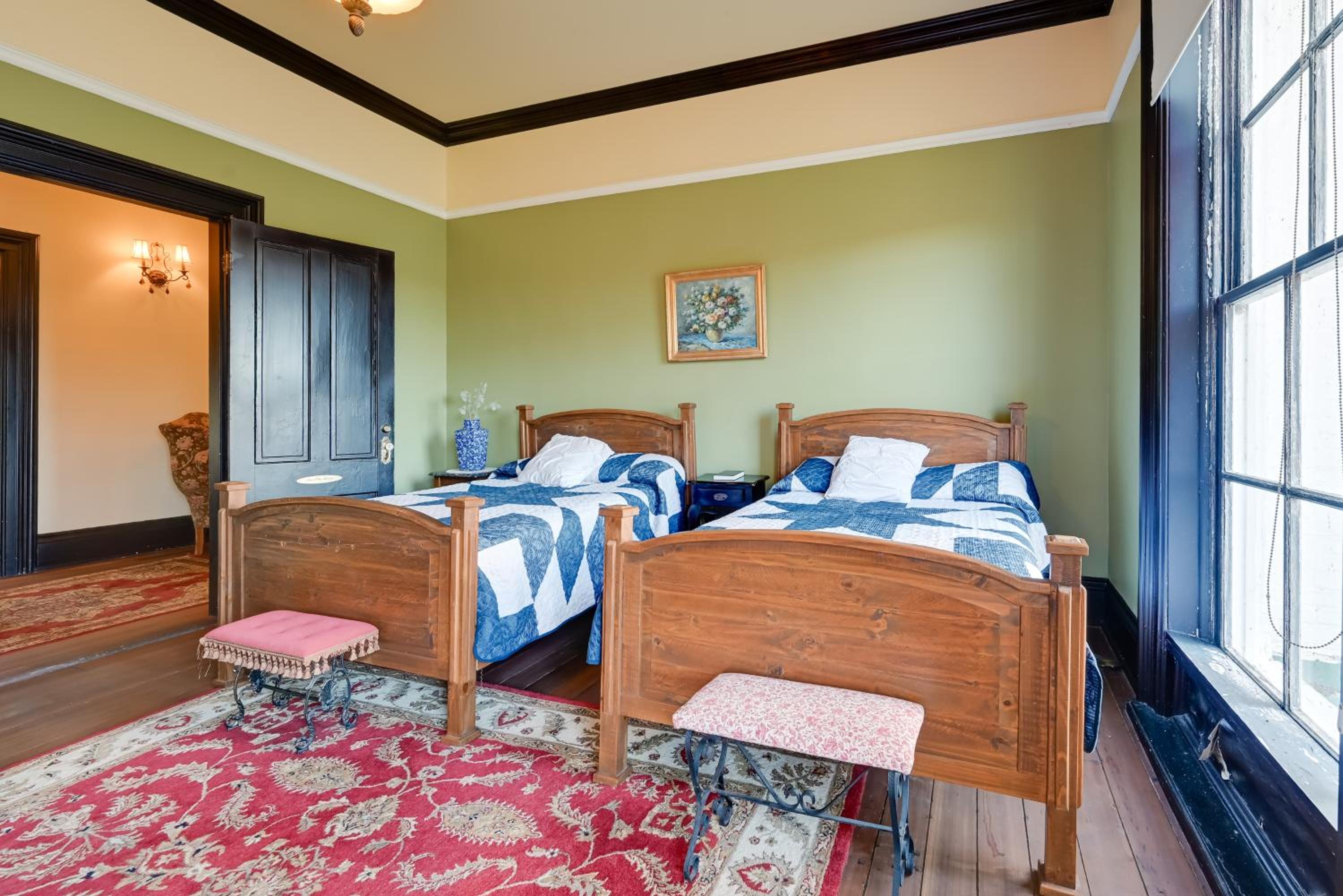 Walk to Golf Course Spacious Rough River Retreat!