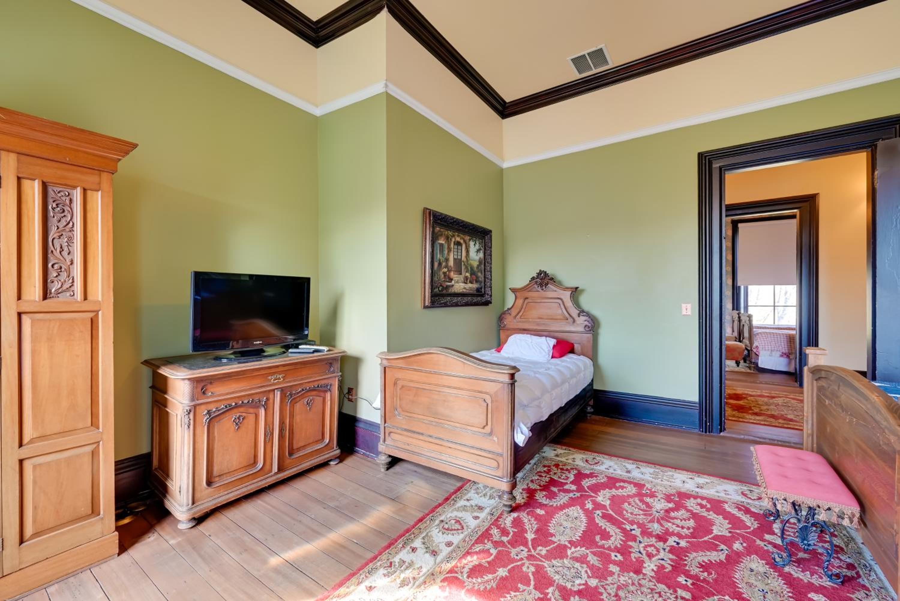 Walk to Golf Course Spacious Rough River Retreat!