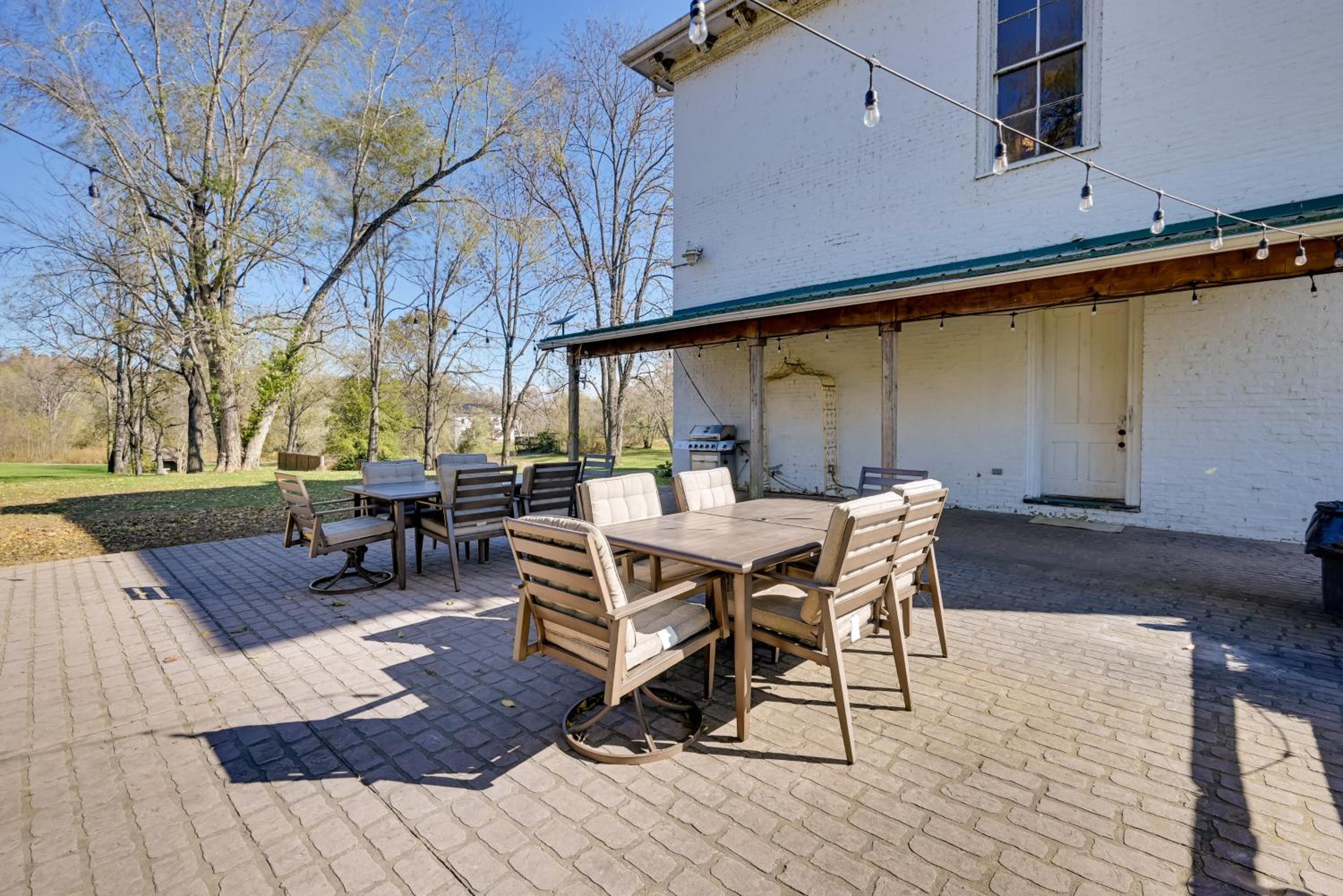 Walk to Golf Course Spacious Rough River Retreat!