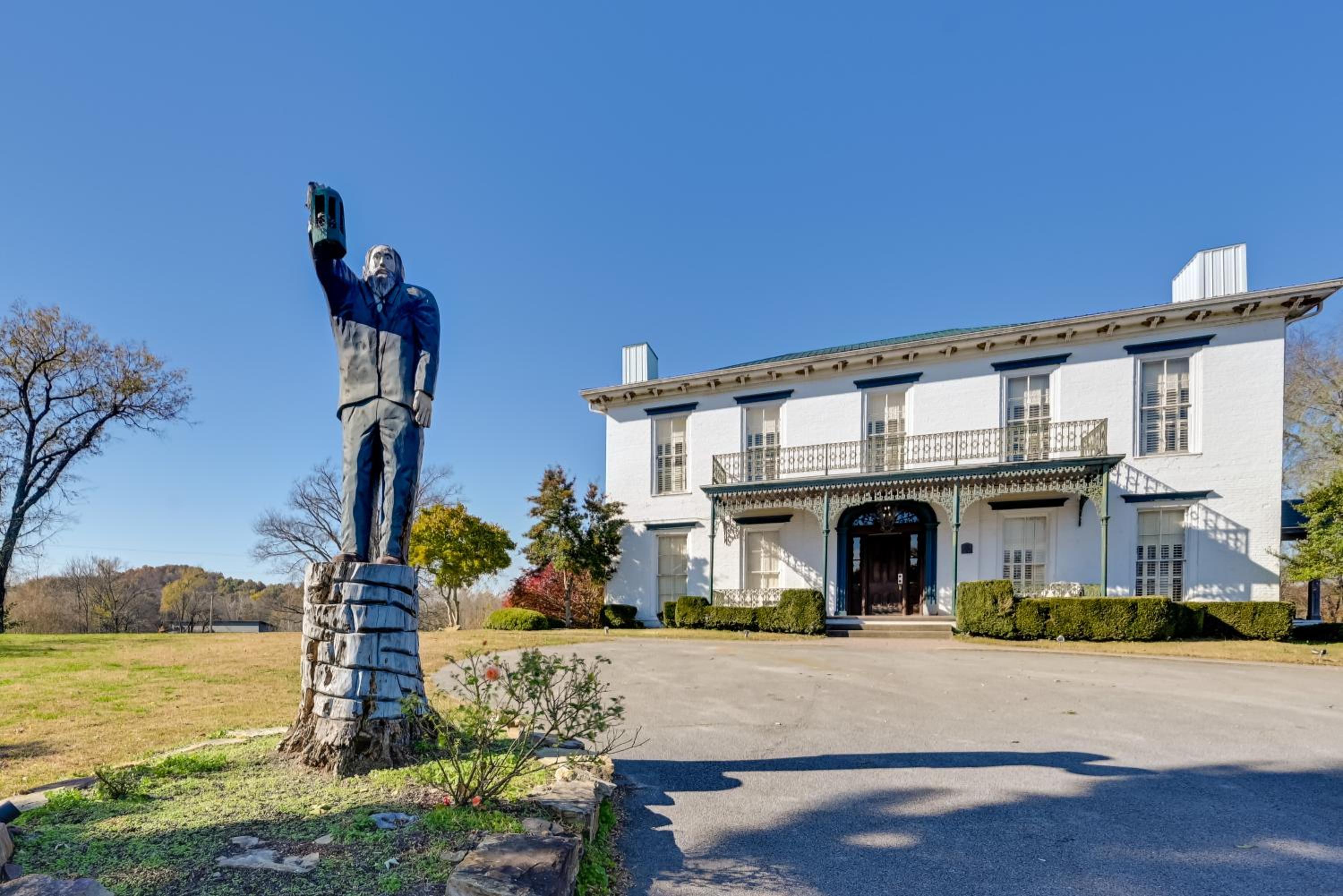 Walk to Golf Course Spacious Rough River Retreat!