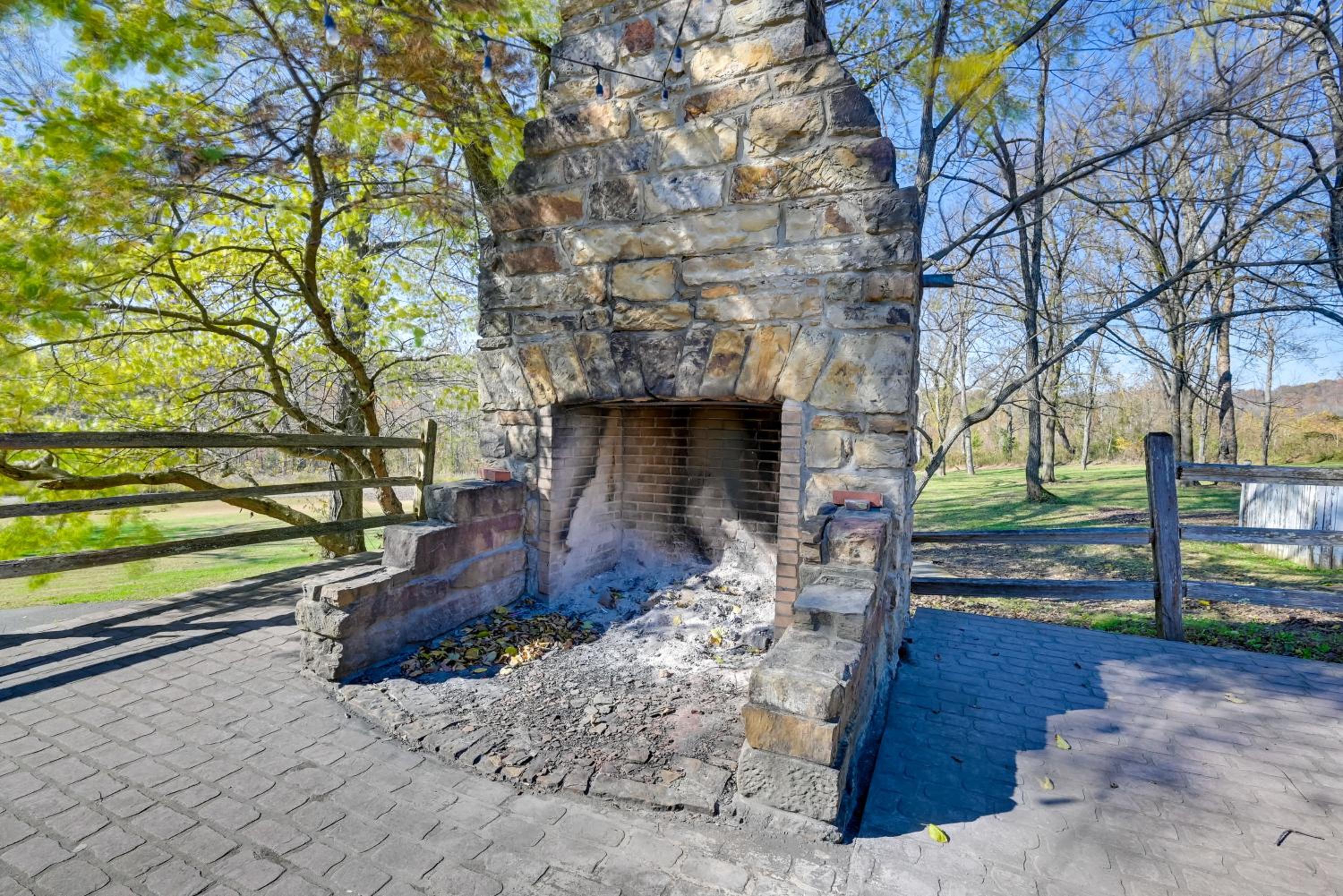 Walk to Golf Course Spacious Rough River Retreat!