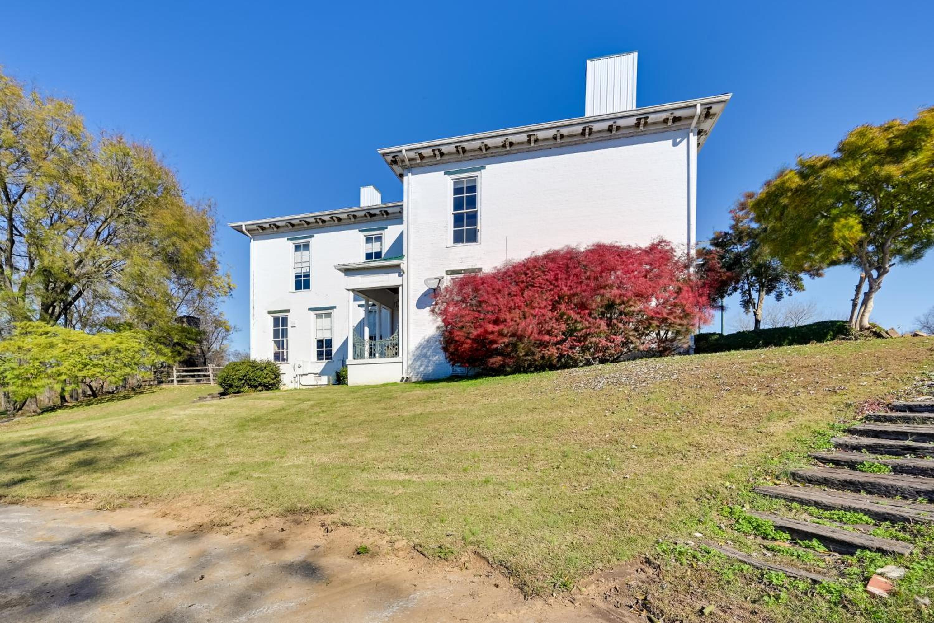 Walk to Golf Course Spacious Rough River Retreat!