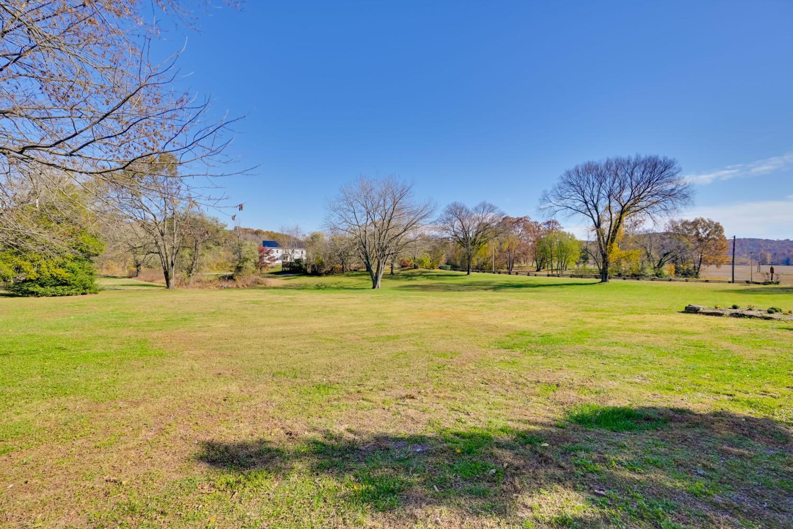 Walk to Golf Course Spacious Rough River Retreat!