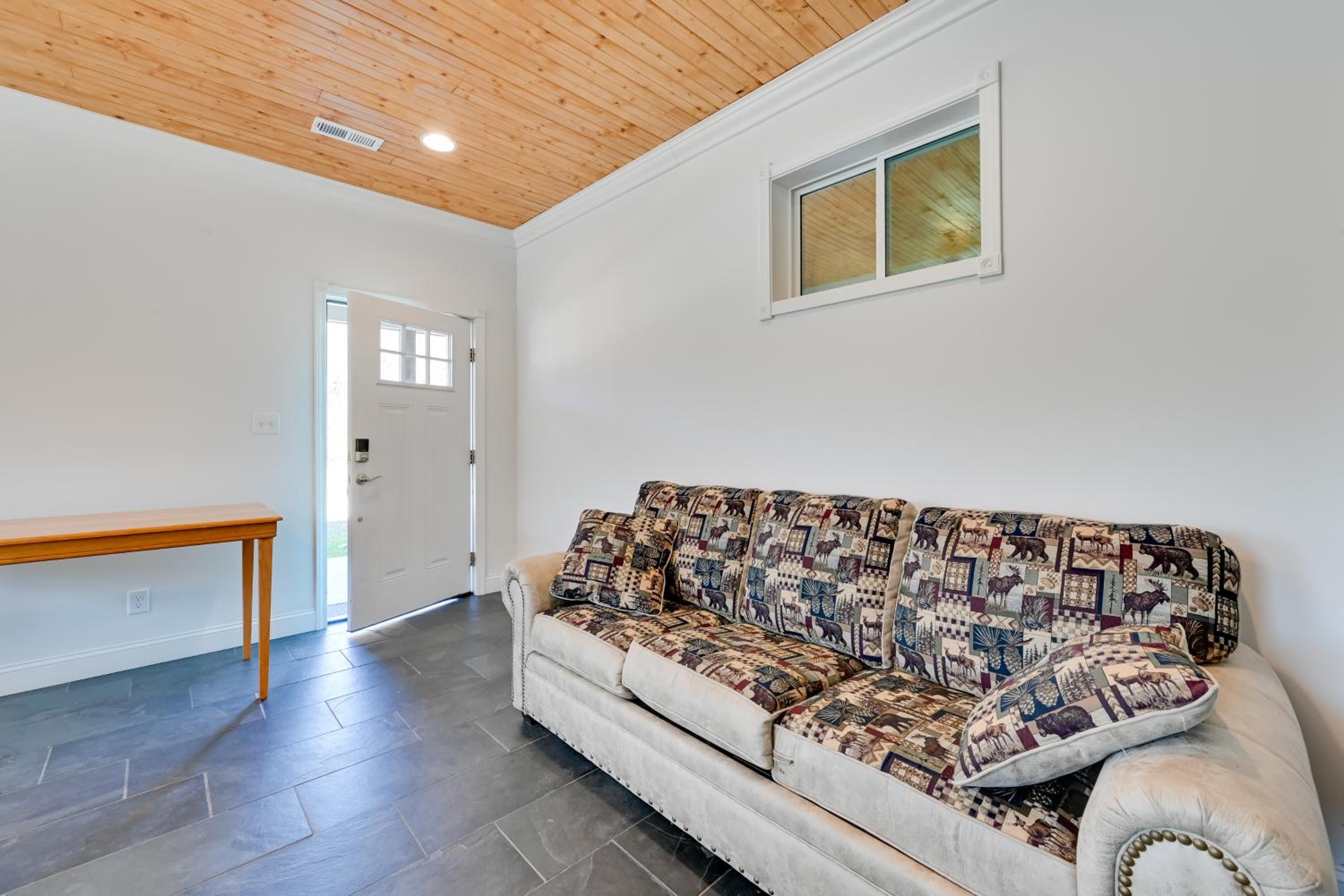 6 Mi to Rough River Lake! Waterfront Home with Deck